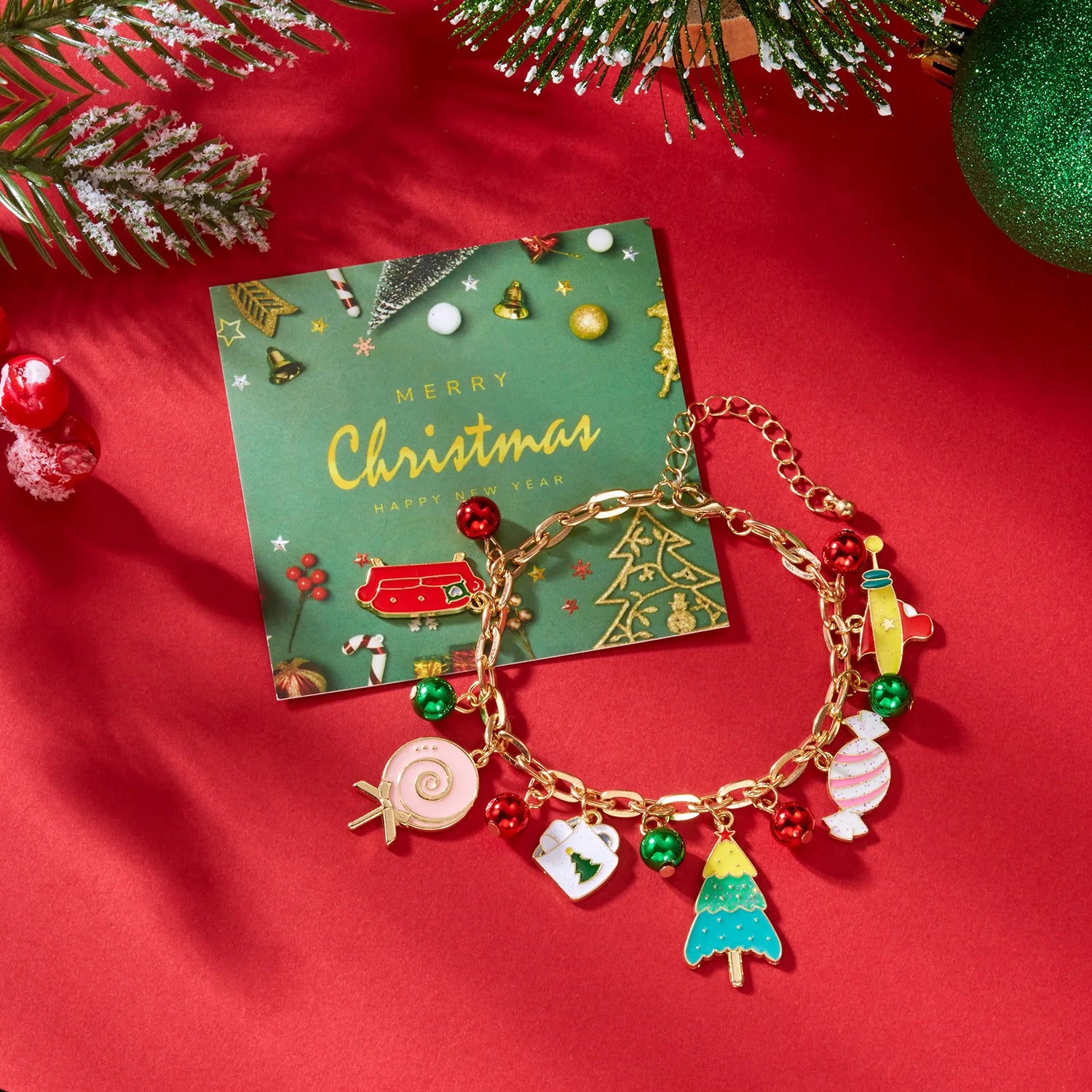 Bracelet pendentif Père Noël et élans pour femmes et filles, orné de flocons de neige, d'une maison en pain d'épice et de motifs traditionnels de Noël. Bijou de fête.