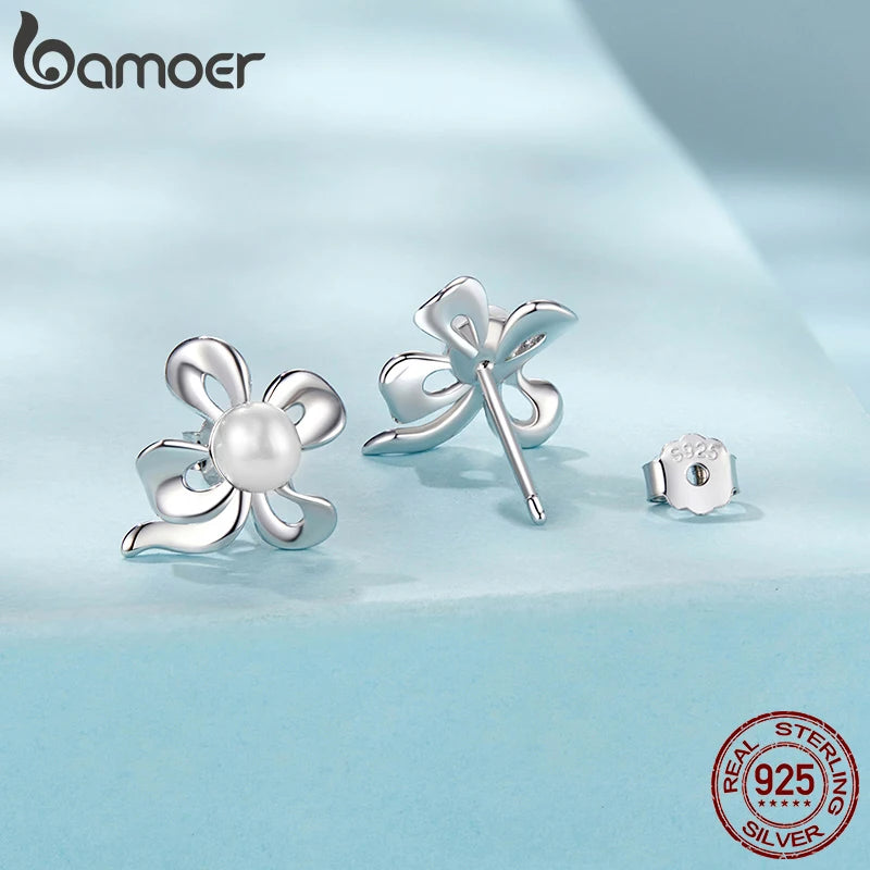 BAMOER Vergoldete süße Ohrstecker mit Süßwasserperlen, 925er Sterlingsilber, hypoallergen, eleganter Blumenohrring