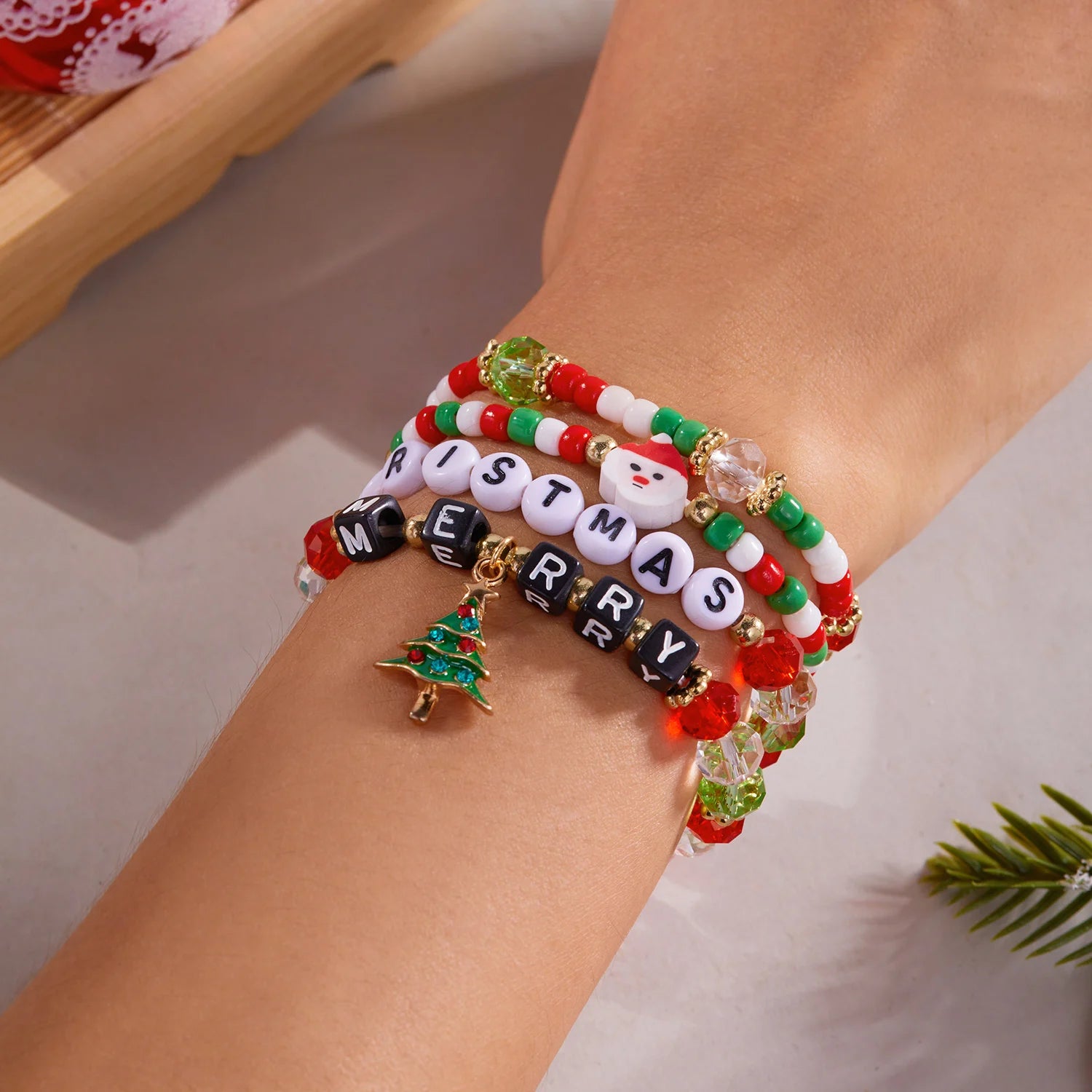 Fröhliche Weihnachten! Buntes Perlenarmband-Set für Damen mit Weihnachtsmann-, Schneemann- und Schneeflockenanhänger – Schmuck für das neue Jahr