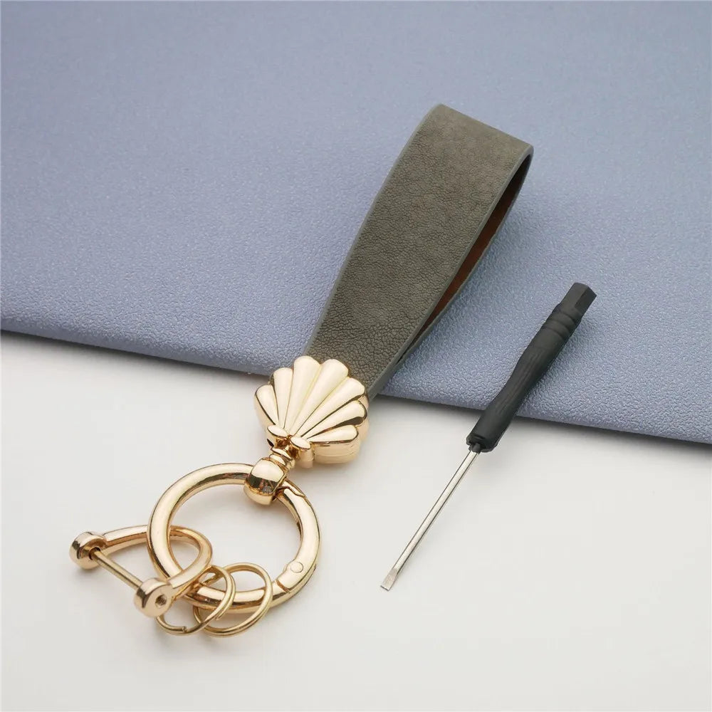 MKENDN Niedlicher Muschel-Schlüsselanhänger, goldfarbener Metalleinsatz, klassischer Leder-Autoschlüsselanhänger, romantisches Geschenk für Frauen