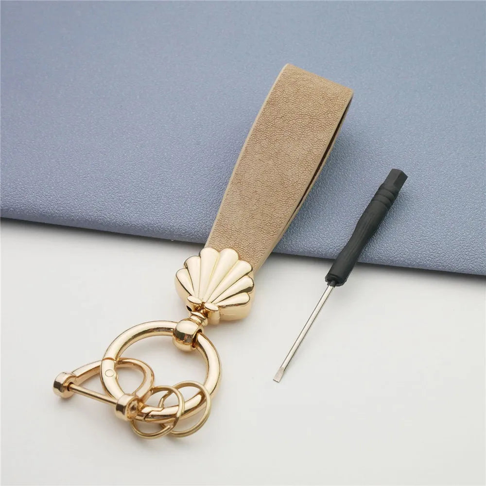 MKENDN Niedlicher Muschel-Schlüsselanhänger, goldfarbener Metalleinsatz, klassischer Leder-Autoschlüsselanhänger, romantisches Geschenk für Frauen