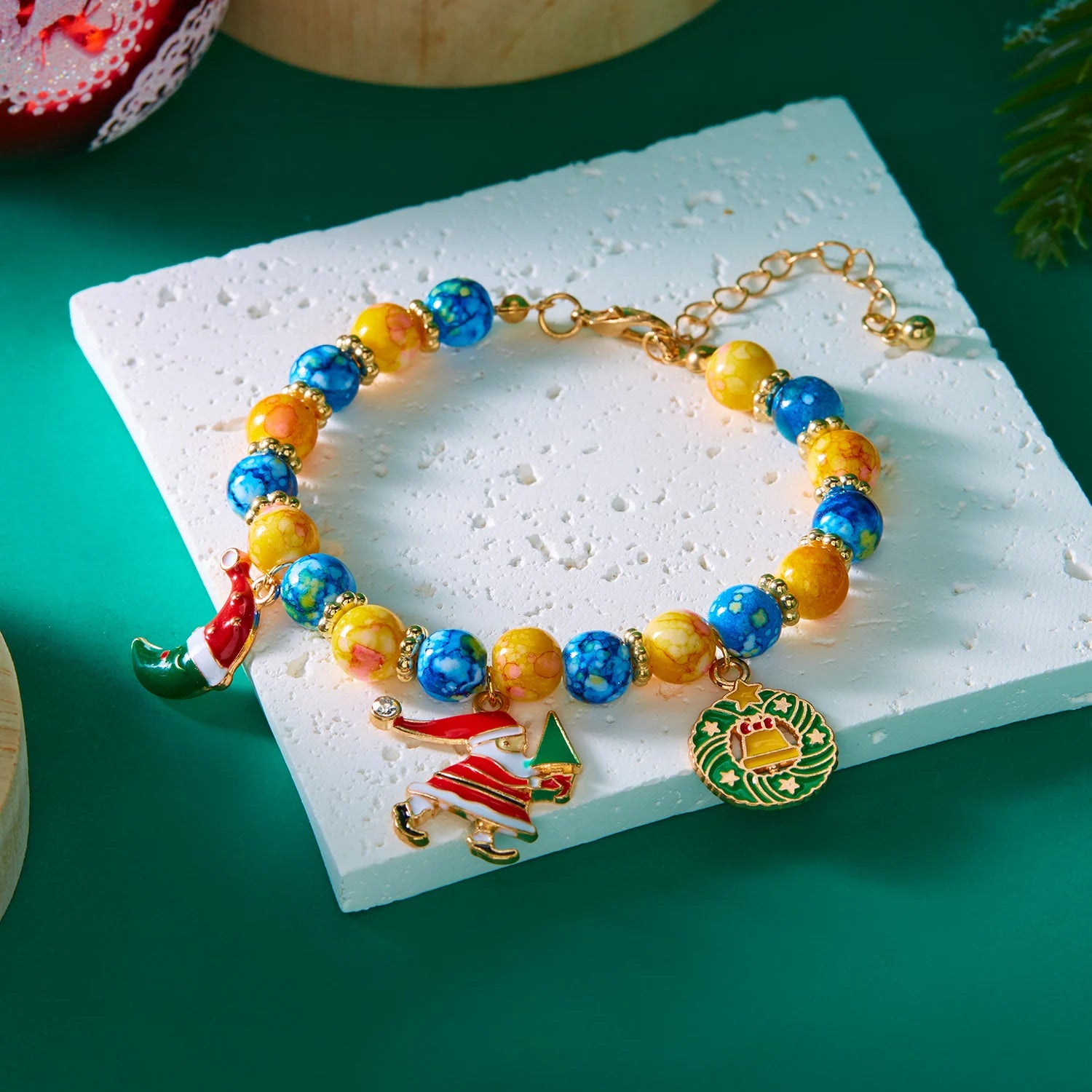 Fröhliche Weihnachten! Mehrfarbiges Perlenarmband für Damen, handgefertigt mit Weihnachtsmann-, Schneemann- und Krückenanhänger, Mädchen-Partyschmuck