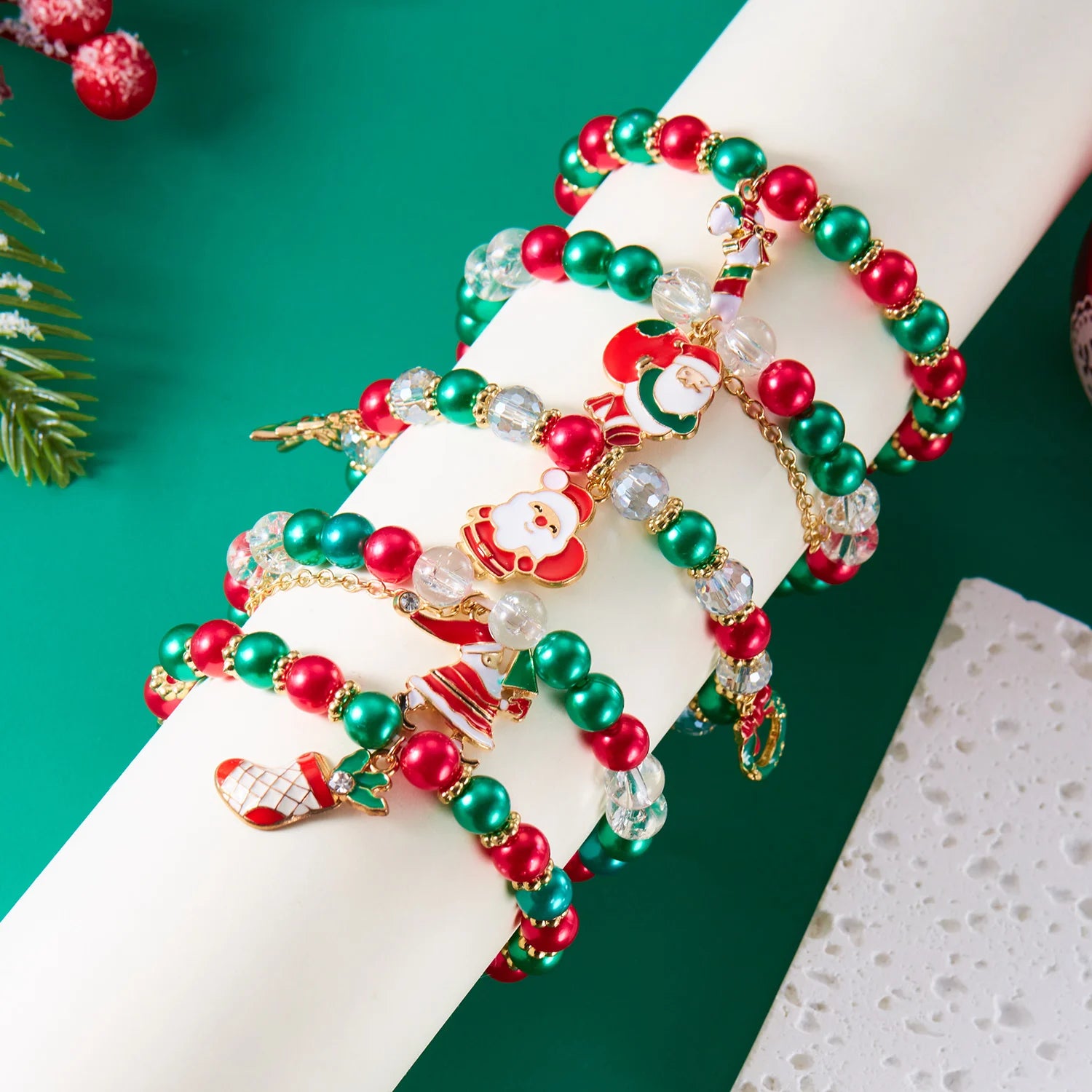 Fröhliche Weihnachten! Mehrfarbiges Perlenarmband für Damen, handgefertigt mit Weihnachtsmann-, Schneemann- und Krückenanhänger, Mädchen-Partyschmuck