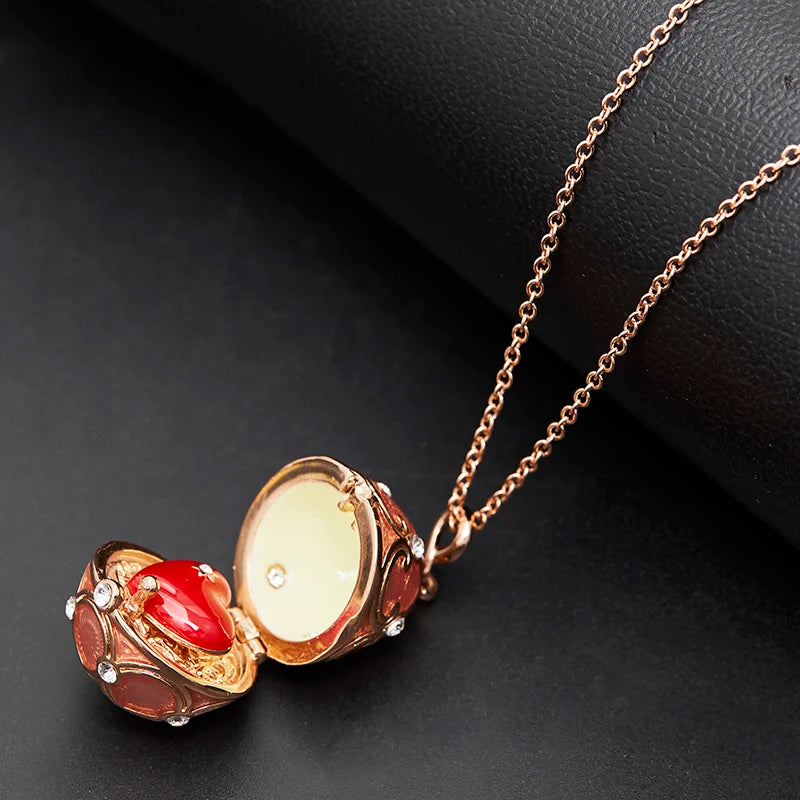 Collier pendentif œuf de Pâques Fabergé en émail fait à la main, médaillon en laiton, vintage, cristal, trèfle à l'intérieur, cadeau pour femmes et filles