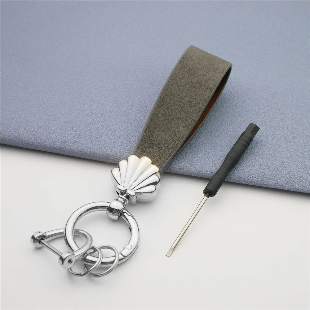 MKENDN Niedlicher Muschel-Schlüsselanhänger, goldfarbener Metalleinsatz, klassischer Leder-Autoschlüsselanhänger, romantisches Geschenk für Frauen