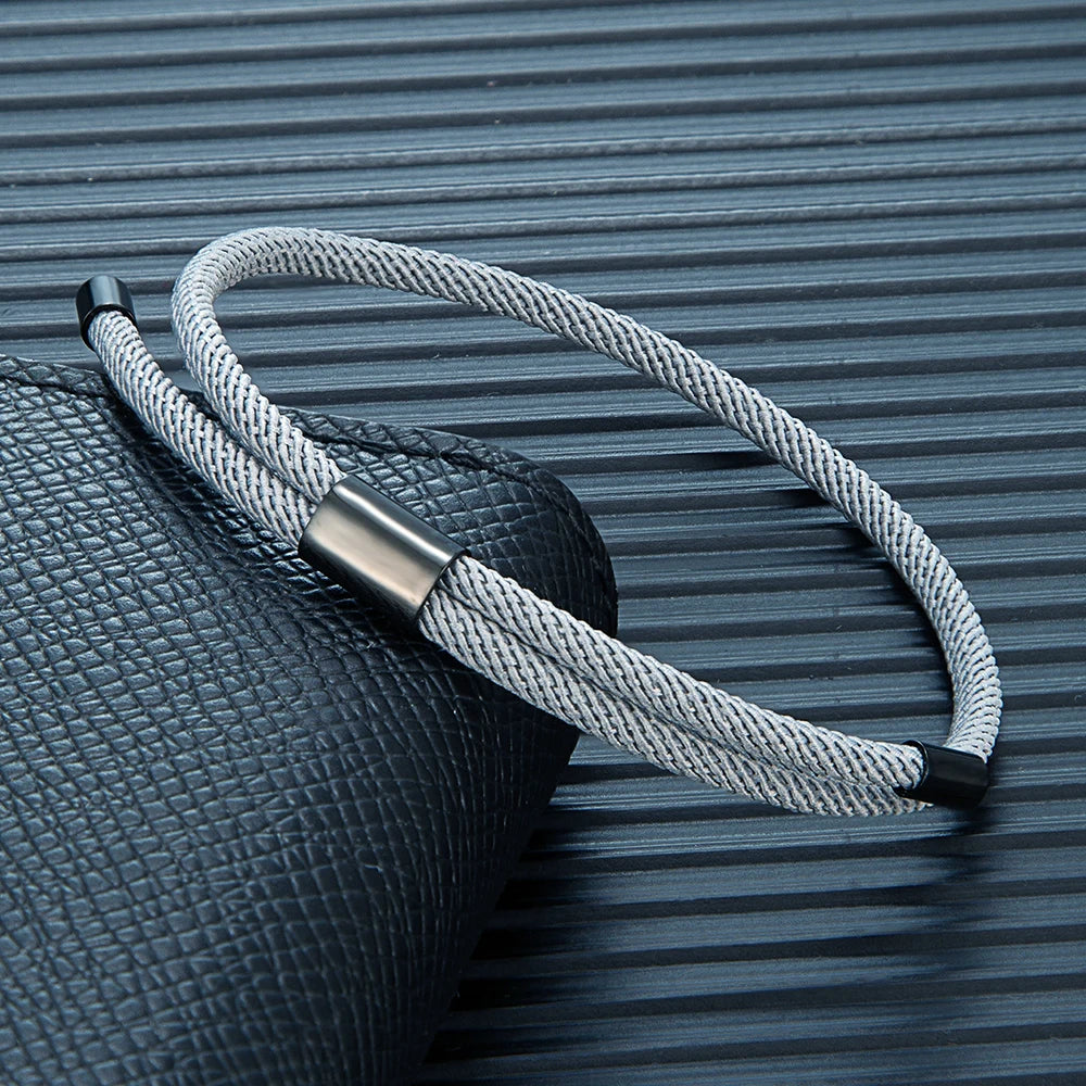 MKENDN Modisches schwarzes Nylonarmband für Damen und Herren aus strapazierfähigem Marine-Nylon mit poliertem schwarzem Edelstahlverschluss – schlichtes Schmuckstück