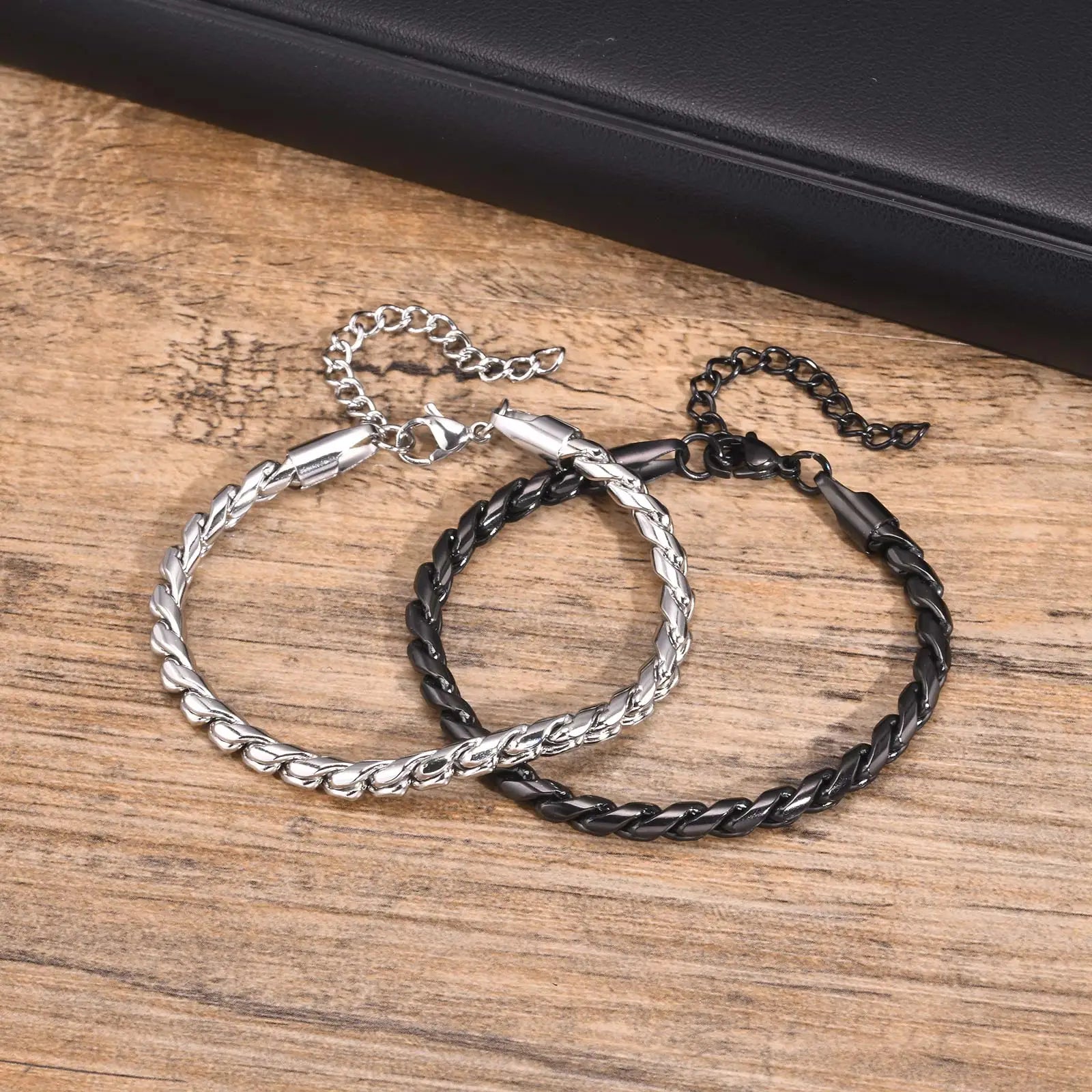 Vnox Punk Herren-Armband mit Schlangenkette, schwarz-silberfarbenes, glänzendes Edelstahl-Armband mit gedrehter Kette, angenehm zu tragender Schmuck