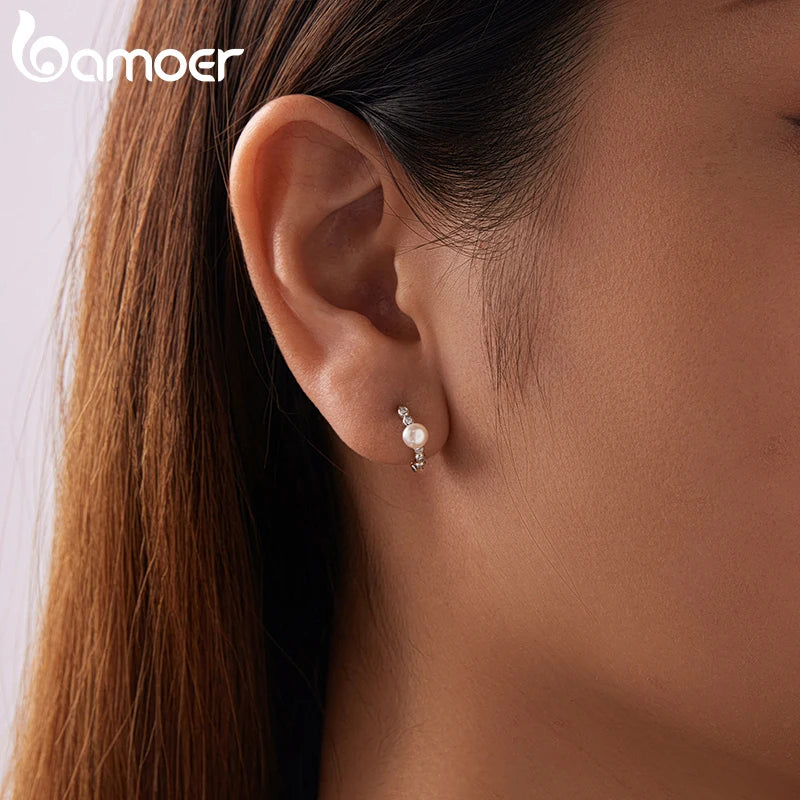 BAMOER Moissanit-Creolen mit Lünette und Naturperle, Huggie-Ohrringe aus 925er Sterlingsilber – ein brillantes Weihnachtsgeschenk für Damen