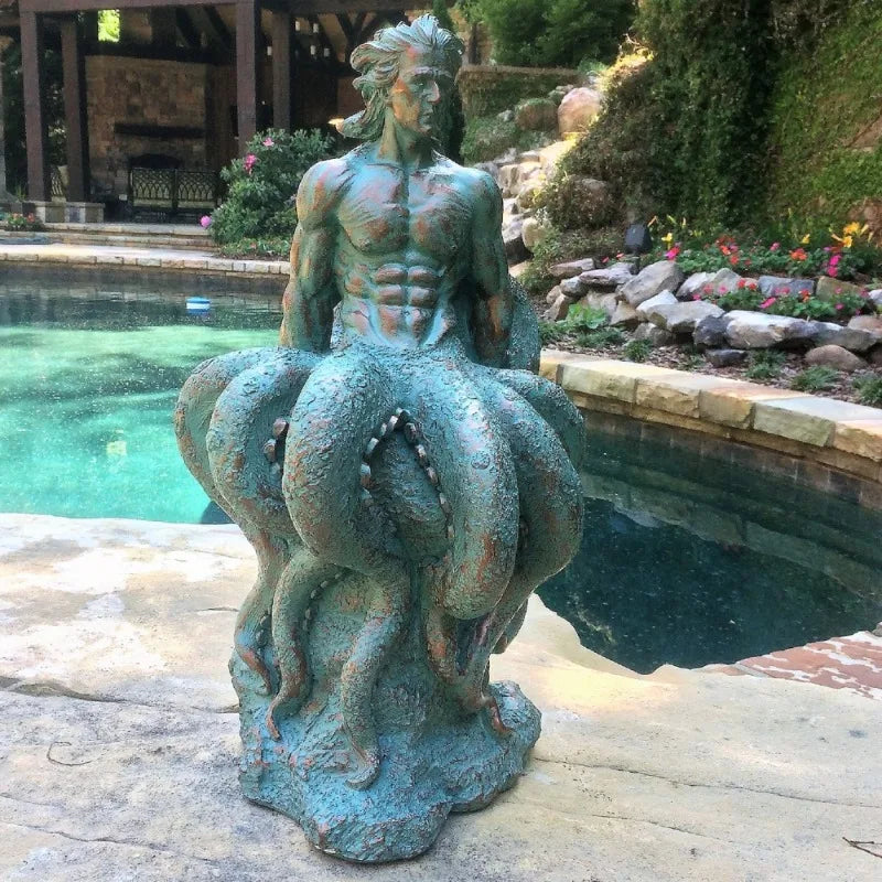 Nautische Statue einer männlichen Meerjungfrau, die auf einem Küstenfelsen sitzt