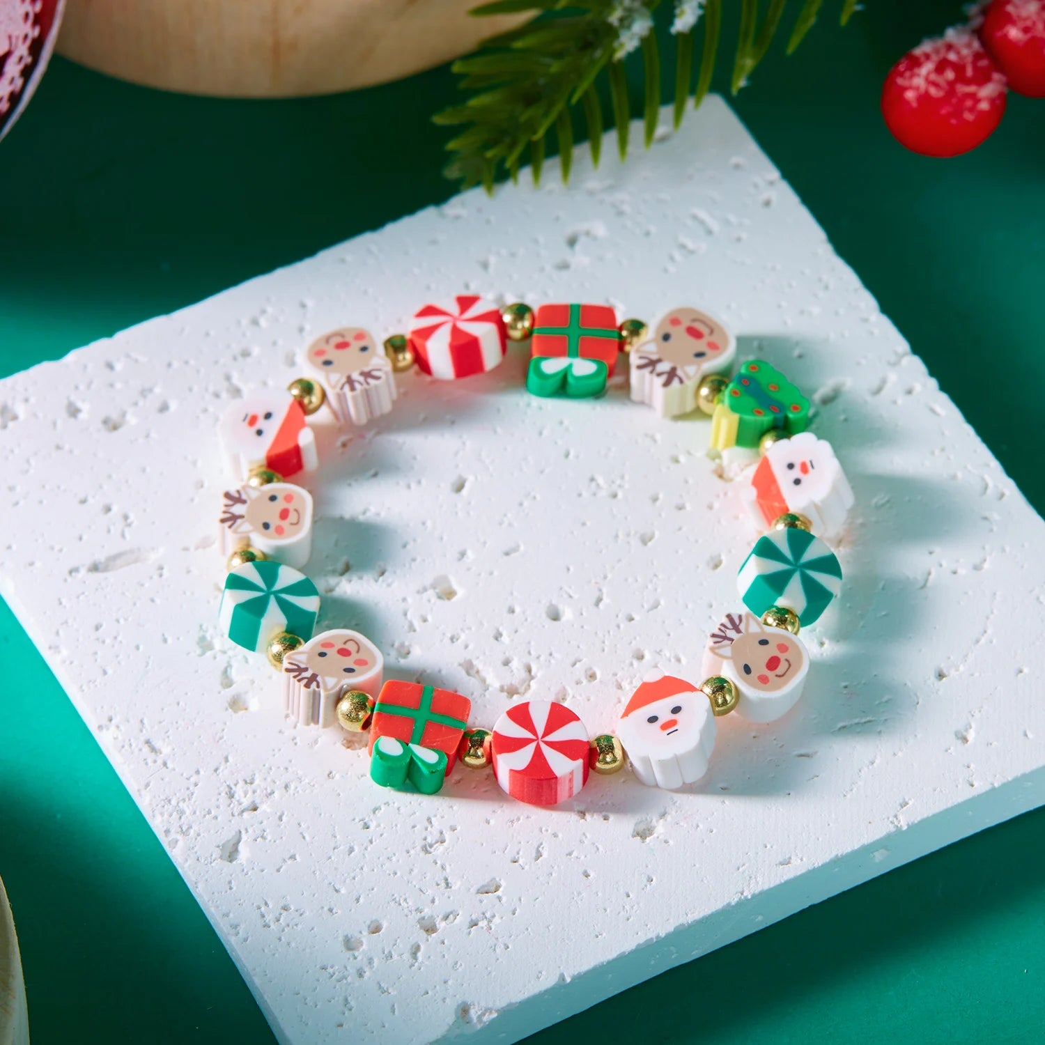Neues weihnachtliches Armband in Bonbonfarben für Damen und Mädchen mit Weihnachtsmann, Weihnachtsbaum, Schneeflocke, Elch und Schneemann – ein perfektes Geschenk für Partys.