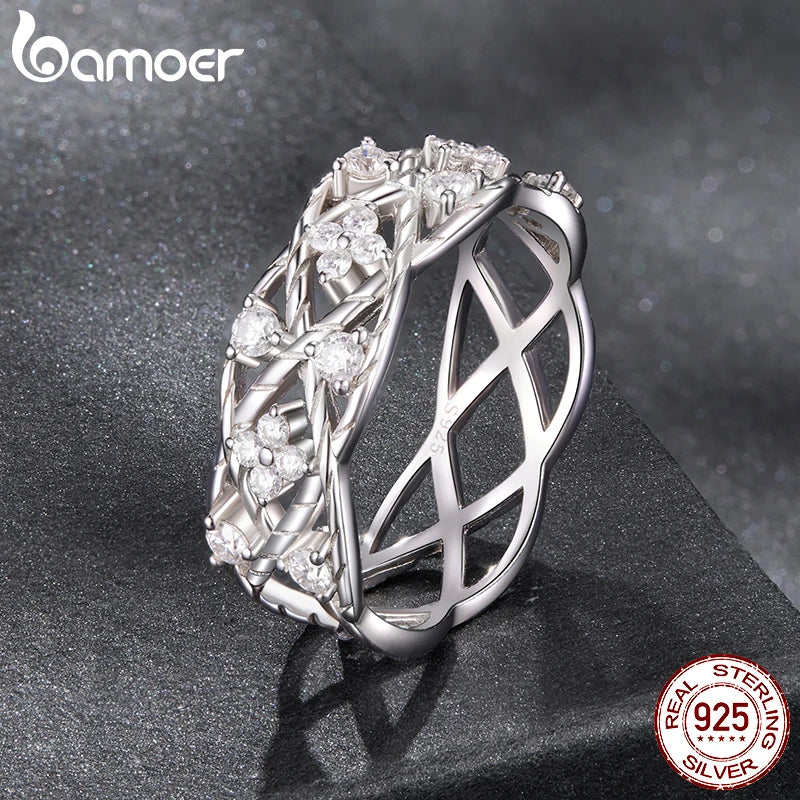 BAMOER Glücksklee-Moissanit-Ring im Vintage-Stil mit Rankenkreuz und breiter, hohler Ringschiene – ein elegantes und zeitloses Geschenk für Damen.