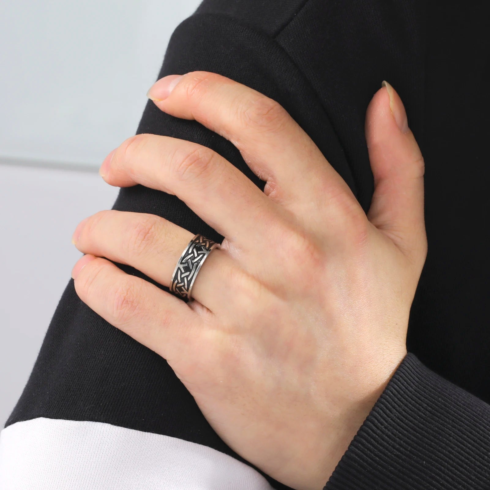 8MM Männer Mode-Ring Edelstahl Ringe Versetzt Arc Muster Viking Schwarz Band Für Jahrestag Geschenk Schmuck Freeshipping