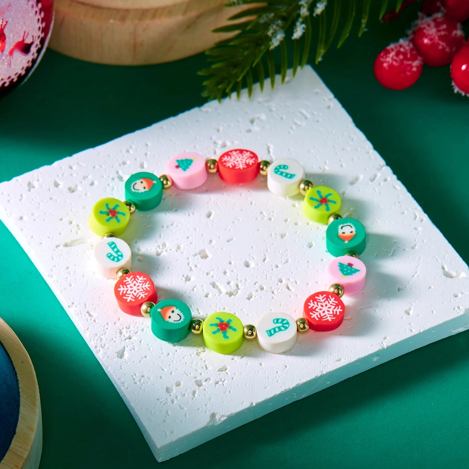 Neues weihnachtliches Armband in Bonbonfarben für Damen und Mädchen mit Weihnachtsmann, Weihnachtsbaum, Schneeflocke, Elch und Schneemann – ein perfektes Geschenk für Partys.