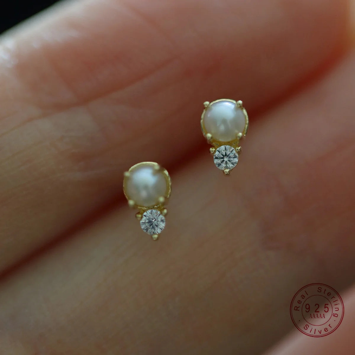 Ohrringe aus 925er Sterlingsilber, vergoldet mit 14 Karat Gold, Mini-Muschelperlen und Zirkonia für Damen, exquisiter Partyschmuck