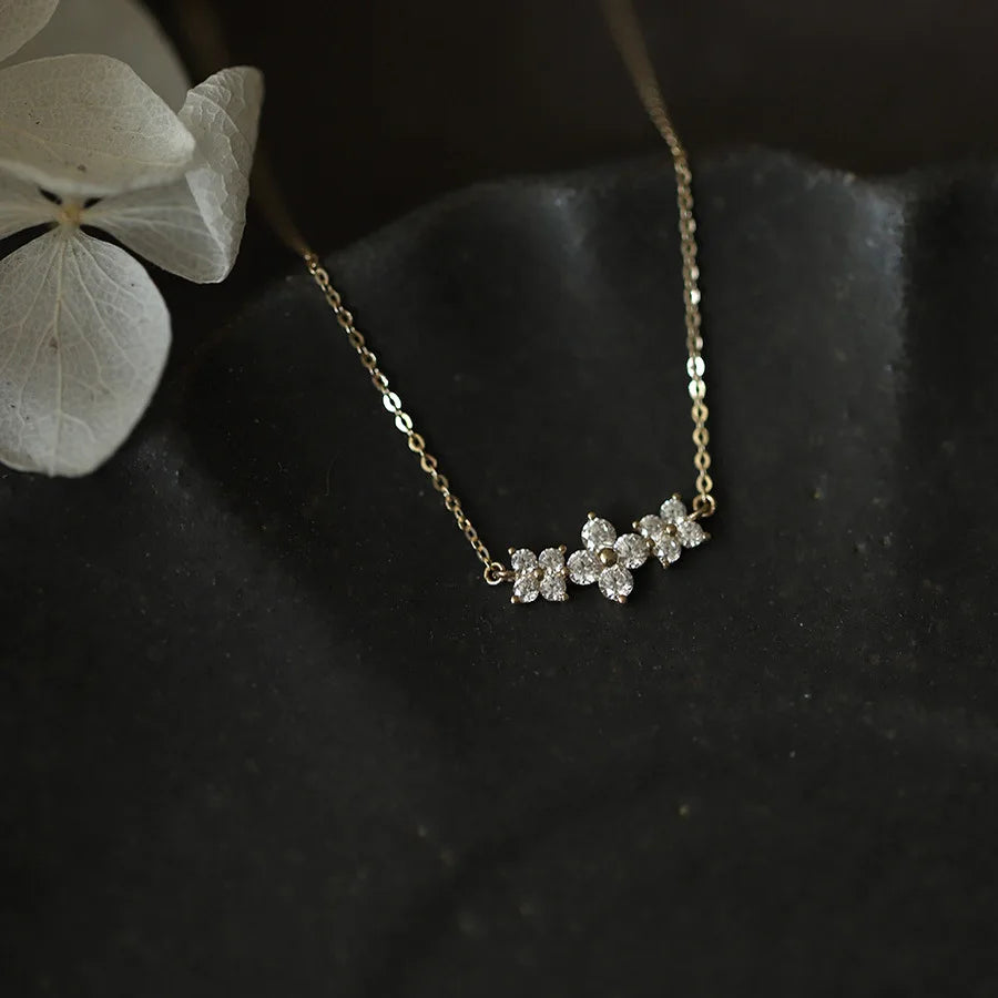 Halskette aus 925er Sterlingsilber, 9 Karat vergoldet, koreanische süße Halskette mit drei Blumen und Zirkonia-Anhänger für Damen, Temperamentschmuck