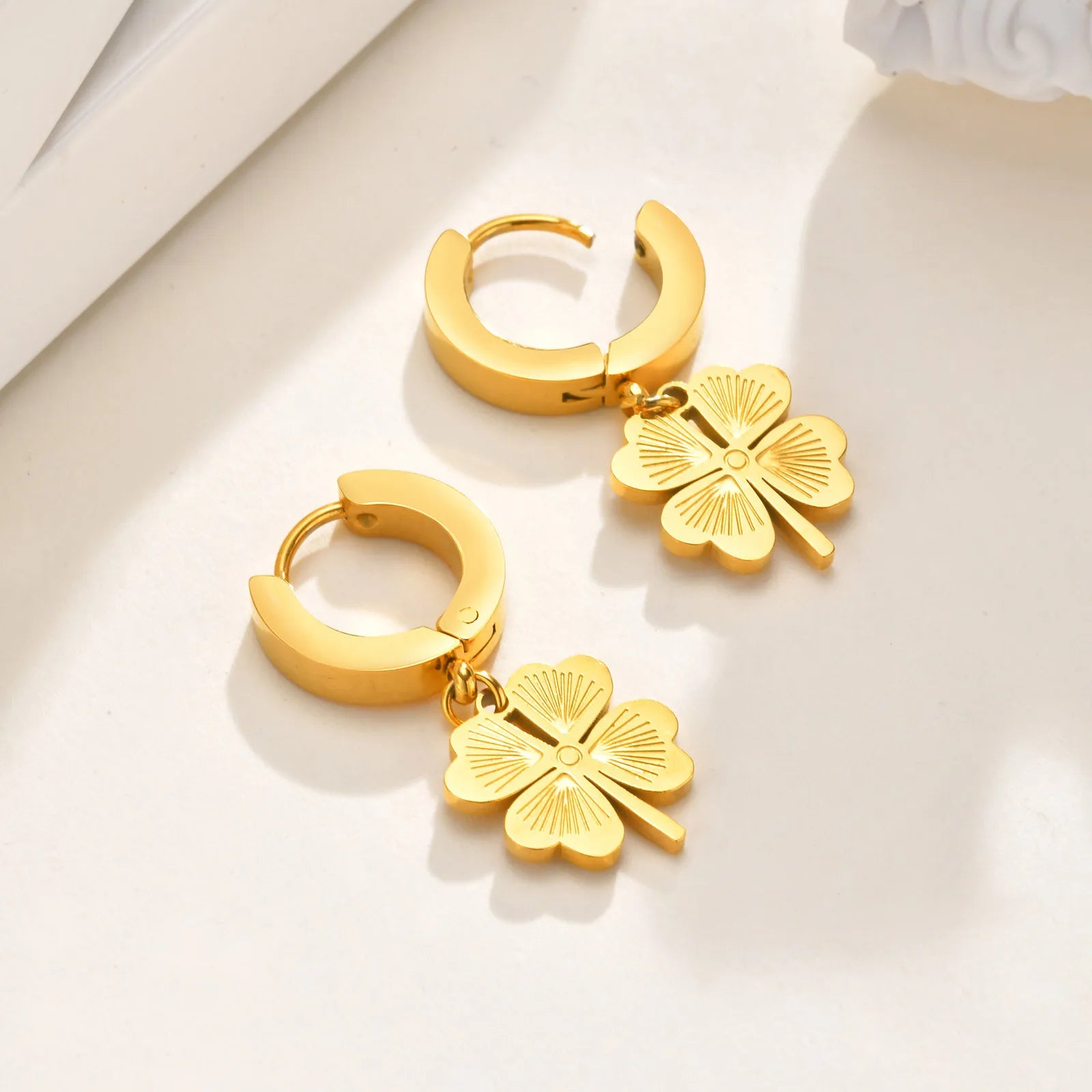 Vnox  Lucky Four Leaf Clover Earrings For Women Simple Stainless Steel Gold Plated Cartilage Hoop Earrings Fashion Jewelry Gifts