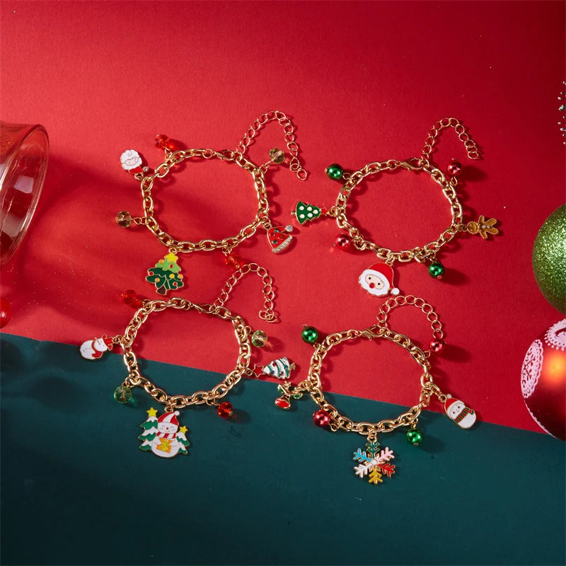 Bracelet pendentif Père Noël et élans pour femmes et filles, orné de flocons de neige, d'une maison en pain d'épice et de motifs traditionnels de Noël. Bijou de fête.