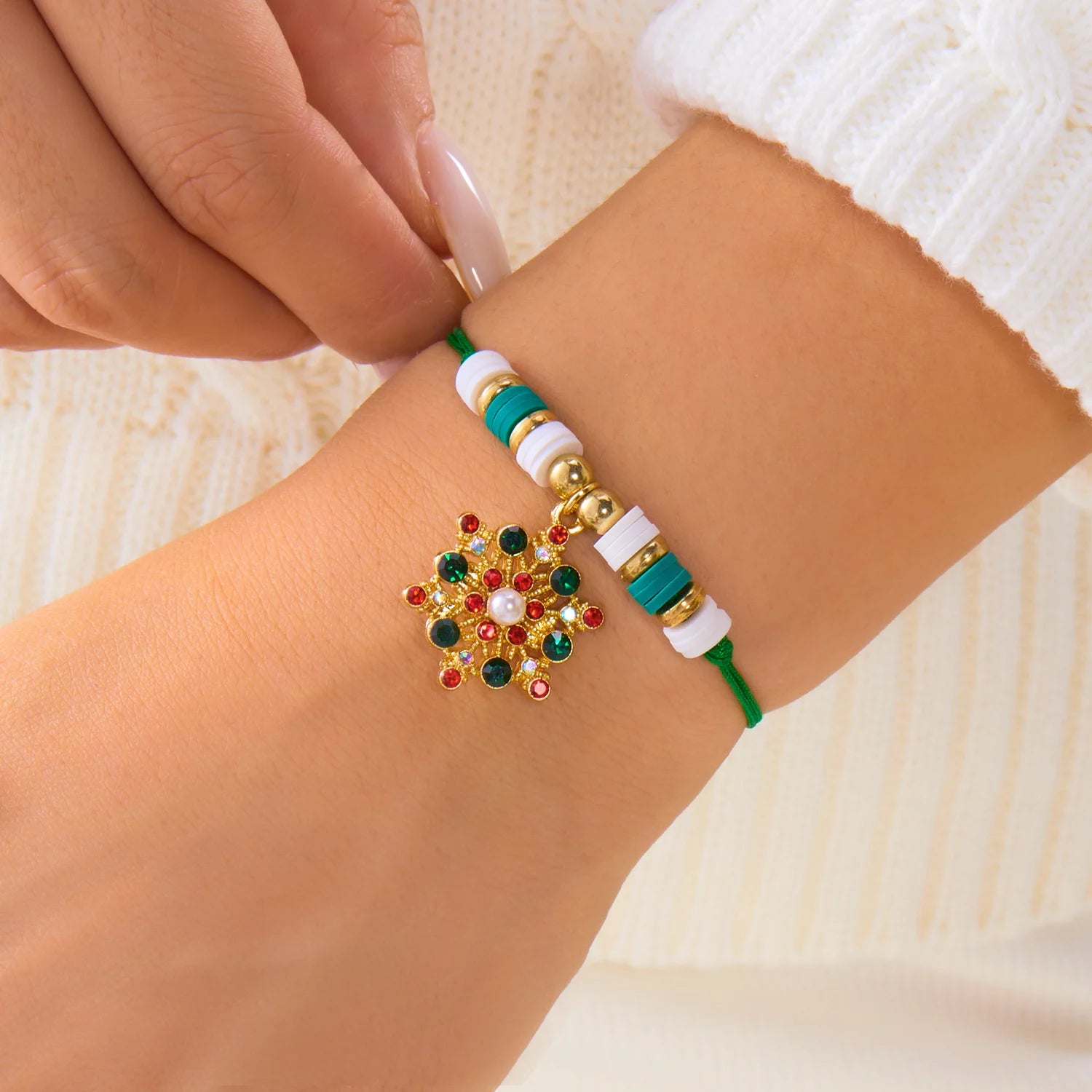 Bracelet pendentif sapin de Noël et flocon de neige en zircon, collection Noël, pour femme, fait main, chaîne en corde, bracelet de perles, cadeau idéal pour les fêtes