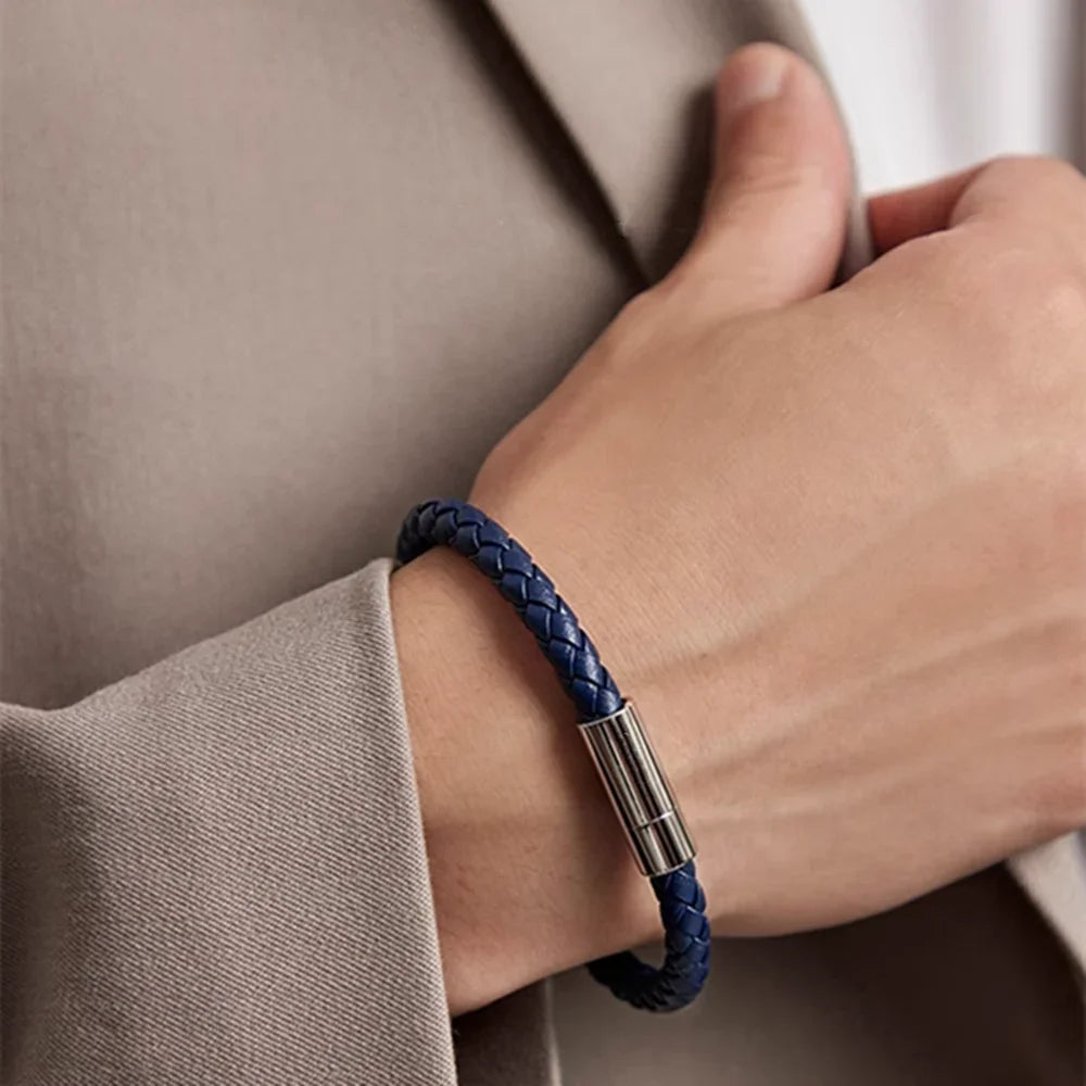 MKENDN Klassisches blaues geflochtenes Lederarmband mit magnetischem Edelstahlverschluss – Schlichtes und stilvolles Schmuckgeschenk für Paare