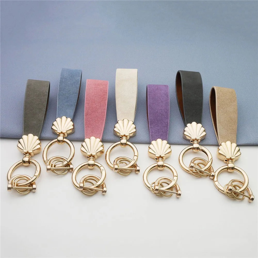 MKENDN Niedlicher Muschel-Schlüsselanhänger, goldfarbener Metalleinsatz, klassischer Leder-Autoschlüsselanhänger, romantisches Geschenk für Frauen