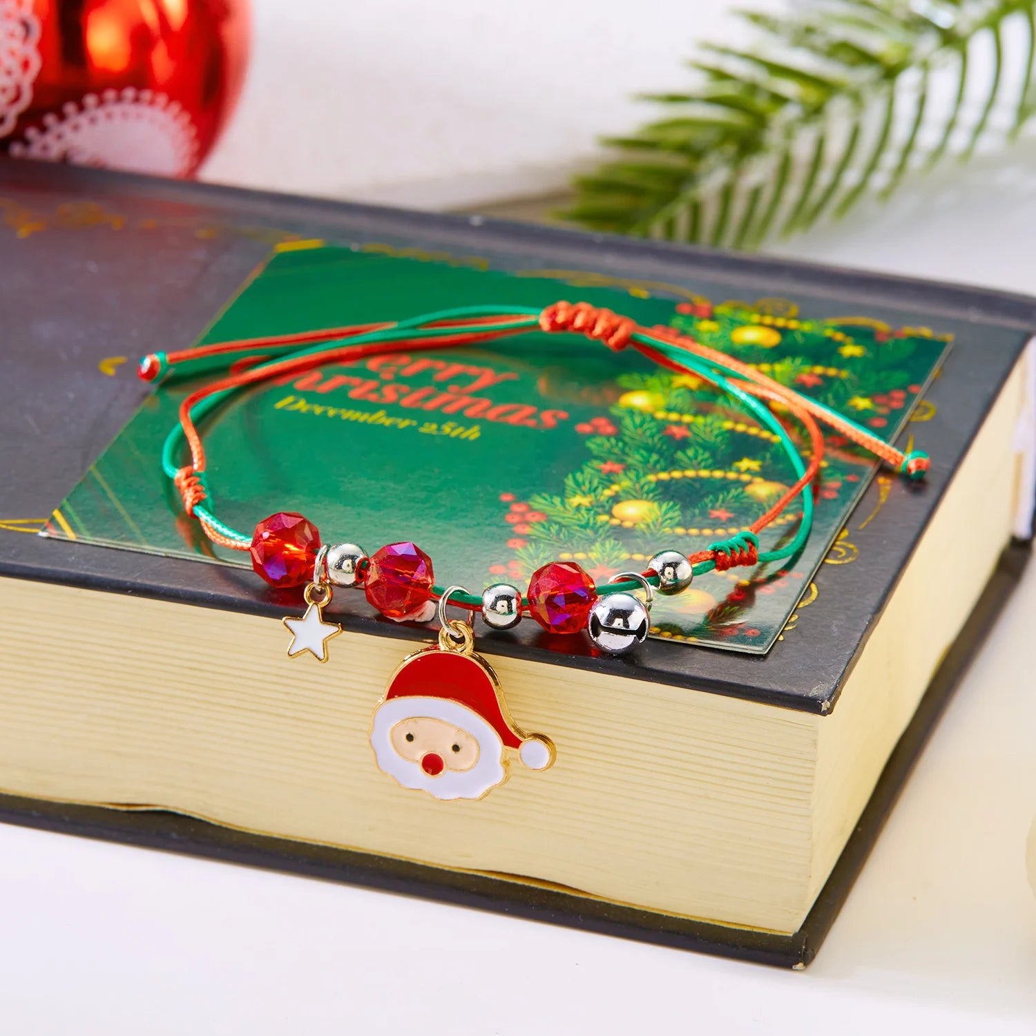 Frohe Weihnachten! Handgeflochtenes Perlenarmband für Damen mit Weihnachtsmann, Weihnachtsbaum, Schneeflocke, Mond und Zirkonia – verstellbares Armband.