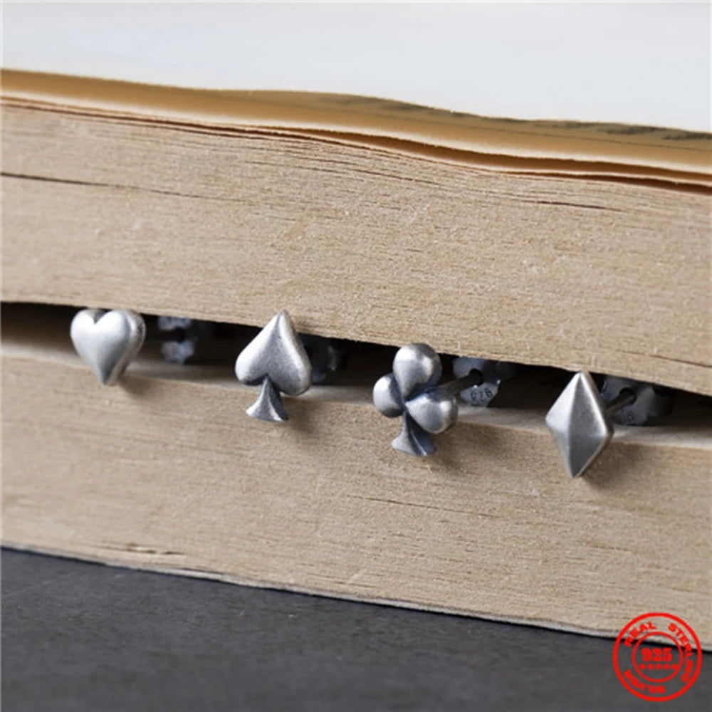 MKENDN 925 Sterling Silber Rote Herzen Spaten Quadrat Poker Mini Ohrstecker Persönlichkeit Ohrschmuck Street Punk Gothic Stil