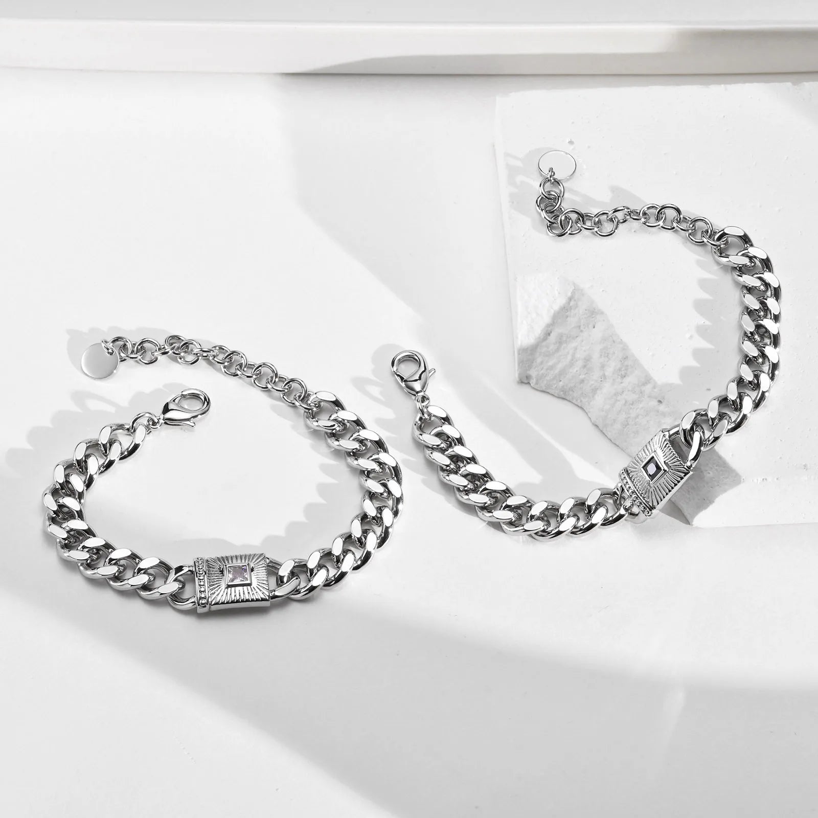 Bracelet unisexe Vnox Design en zircon en forme de cœur, chaîne cubaine ajustable avec breloque carrée géométrique, idéal comme cadeau.
