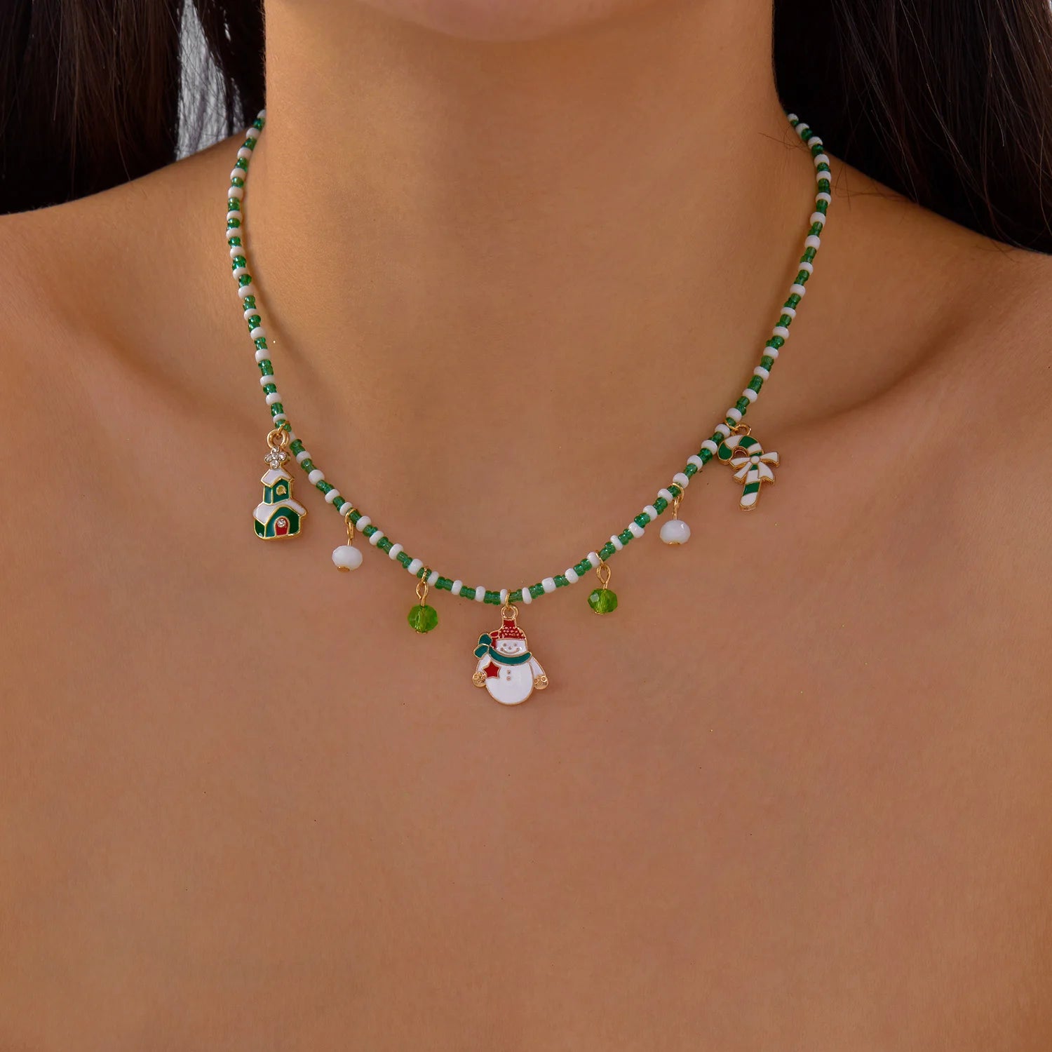 Fröhliche Weihnachten! Bunte Halskette aus Reisperlen für Damen und Mädchen mit Weihnachtsmann-, Schneemann- und Weihnachtsbaumanhänger. Schlüsselbeinschmuck.