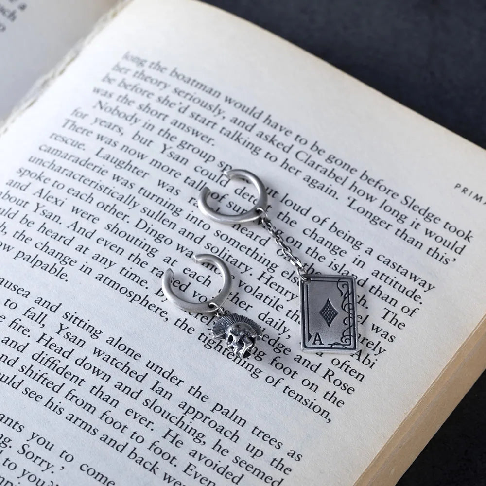 MKENDN 925 Sterling Silber Kreativer Retro Totenkopf-Spielkarten-Anhänger Ohrhänger Trendiger Street Punk Stil für Männer und Frauen