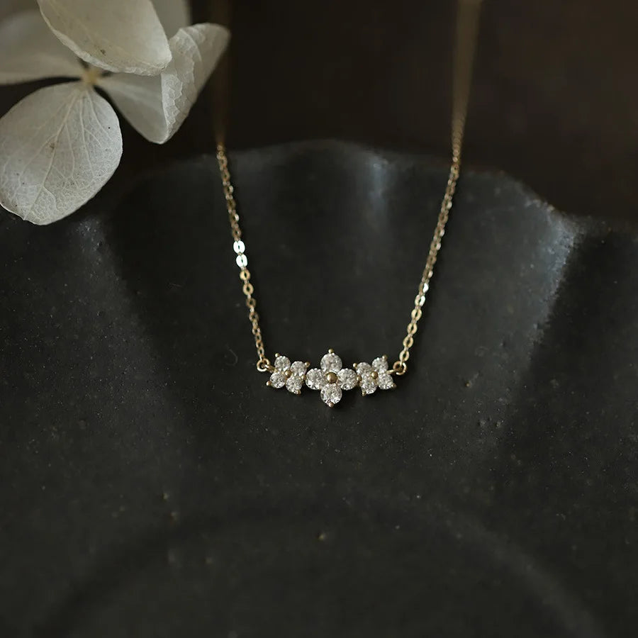 Halskette aus 925er Sterlingsilber, 9 Karat vergoldet, koreanische süße Halskette mit drei Blumen und Zirkonia-Anhänger für Damen, Temperamentschmuck