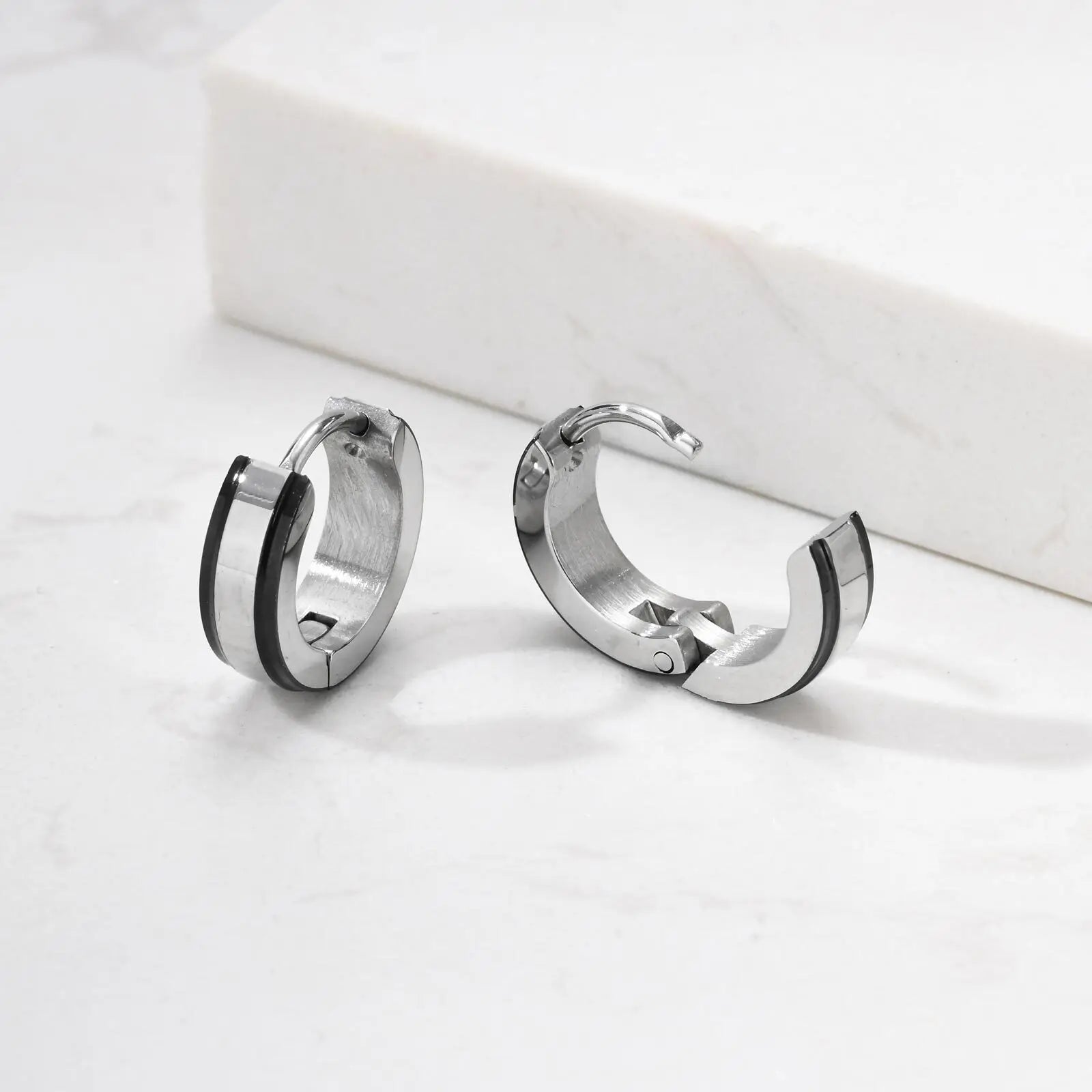 Boucles d'oreilles créoles simples Vnox, style Huggies avec bordure noire, étanches, en acier inoxydable, pour femmes et hommes.
