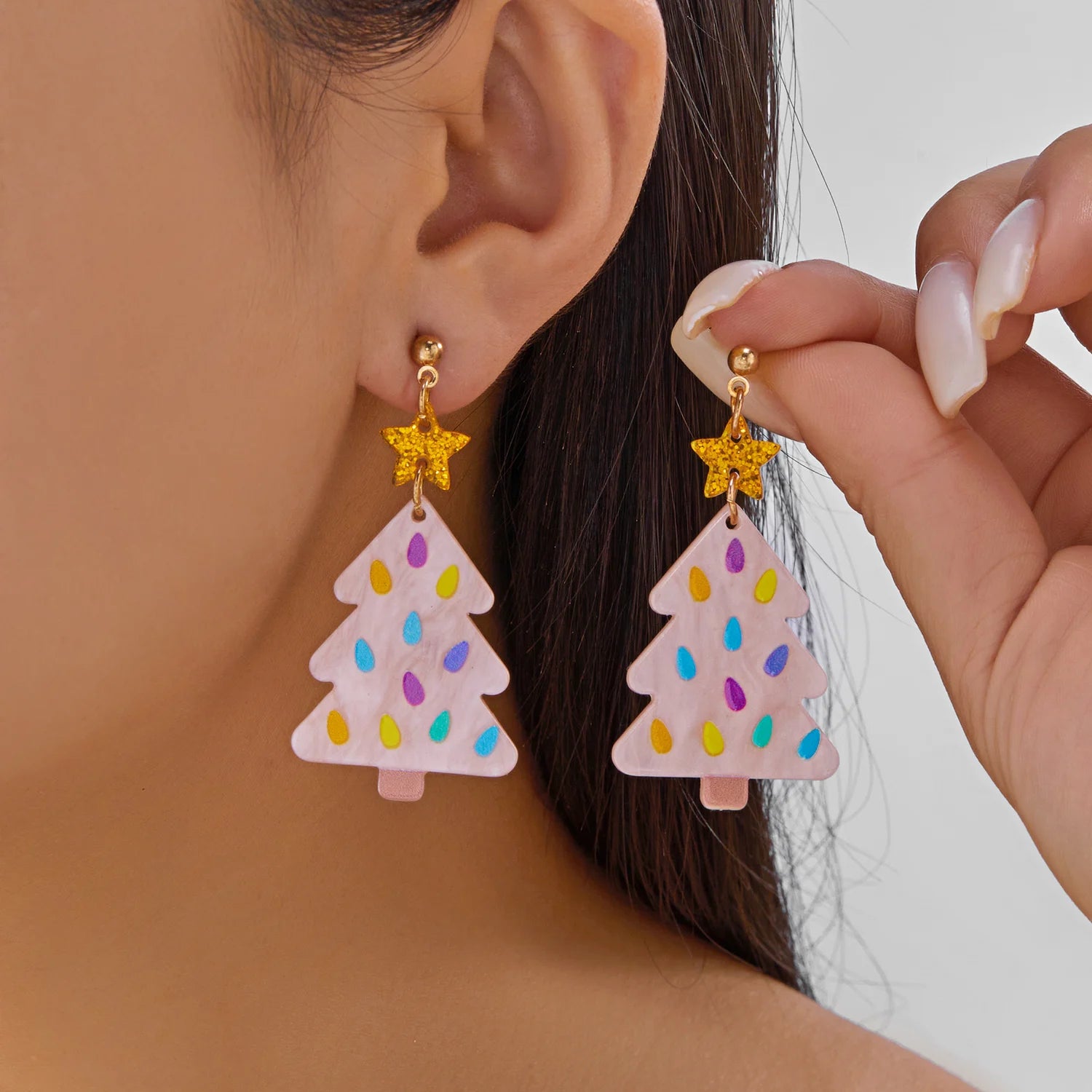 Boucles d'oreilles pendantes Casse-Noisette rose mignonnes pour femmes, en acrylique, représentant un Père Noël, un renne et un sapin de Noël. Bijoux pour les fêtes de Noël.