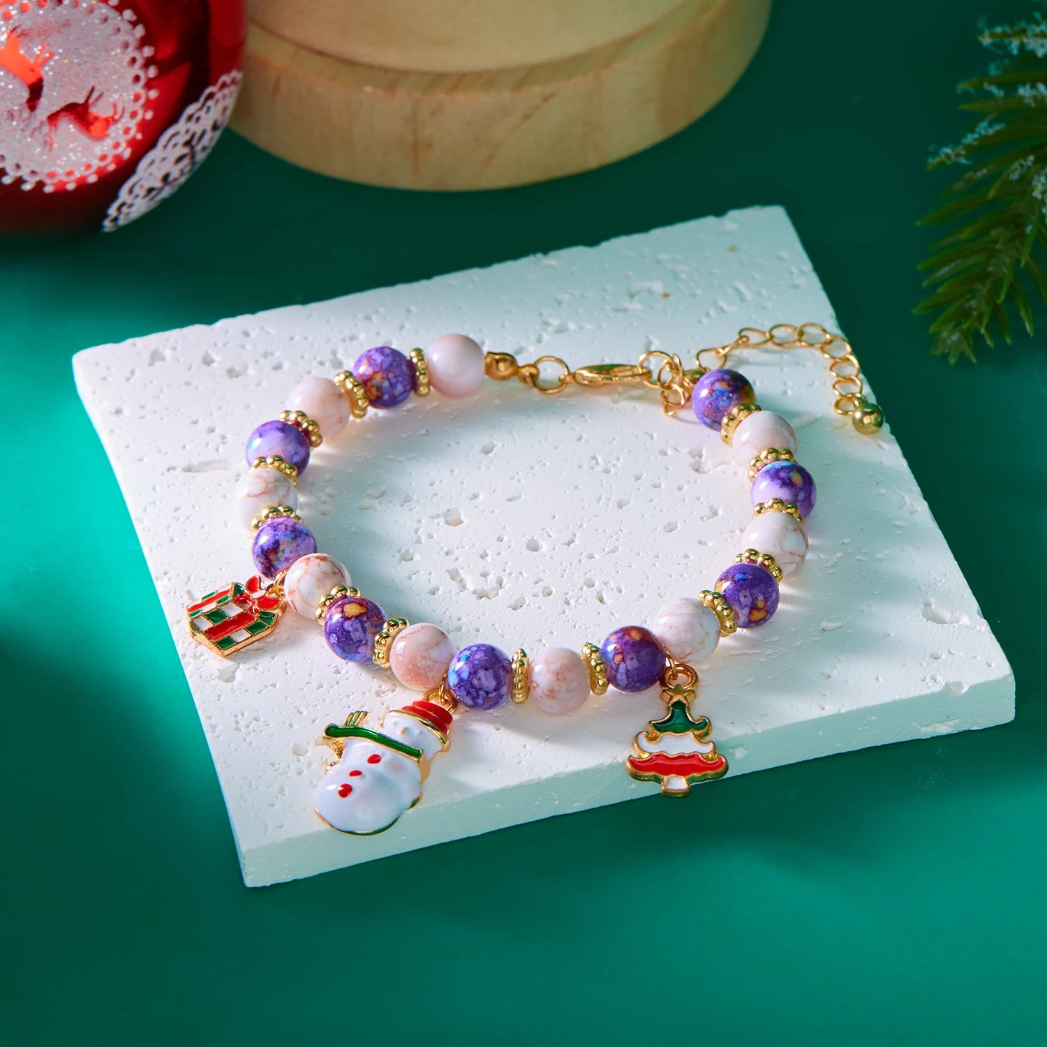 Fröhliche Weihnachten! Mehrfarbiges Perlenarmband für Damen, handgefertigt mit Weihnachtsmann-, Schneemann- und Krückenanhänger, Mädchen-Partyschmuck