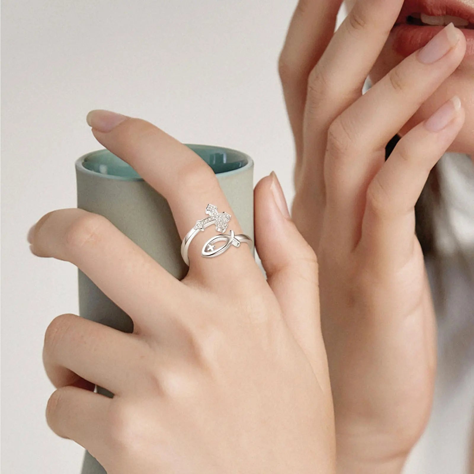 Bague réglable en argent sterling 925 Eudora avec croix de Jésus et poisson pour femme, bijou chrétien béni avec croix Ichthus, cadeau idéal pour maman