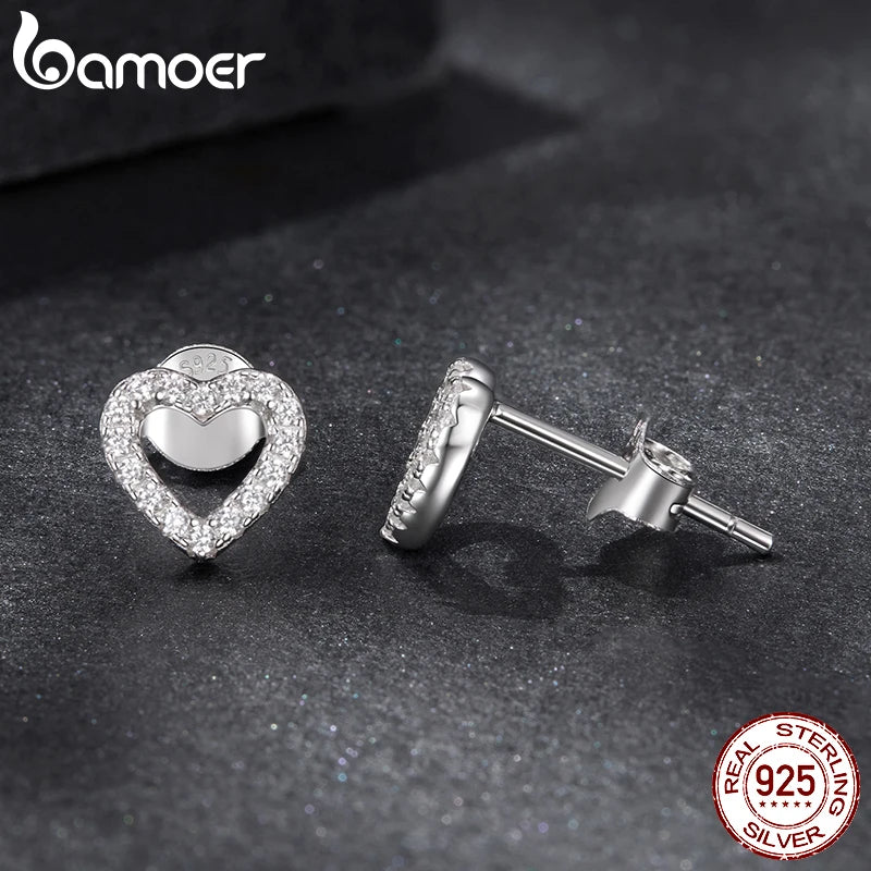 BAMOER Ohrstecker mit herzförmigem Moissanit-Design, hypoallergene Ohrringe mit rundem, im Labor geschliffenem Diamanten in der Farbe D für Damen