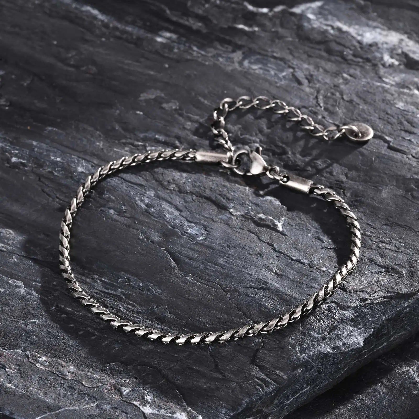 Vnox Punk Herren-Armband mit Schlangenkette, schwarz-silberfarbenes, glänzendes Edelstahl-Armband mit gedrehter Kette, angenehm zu tragender Schmuck