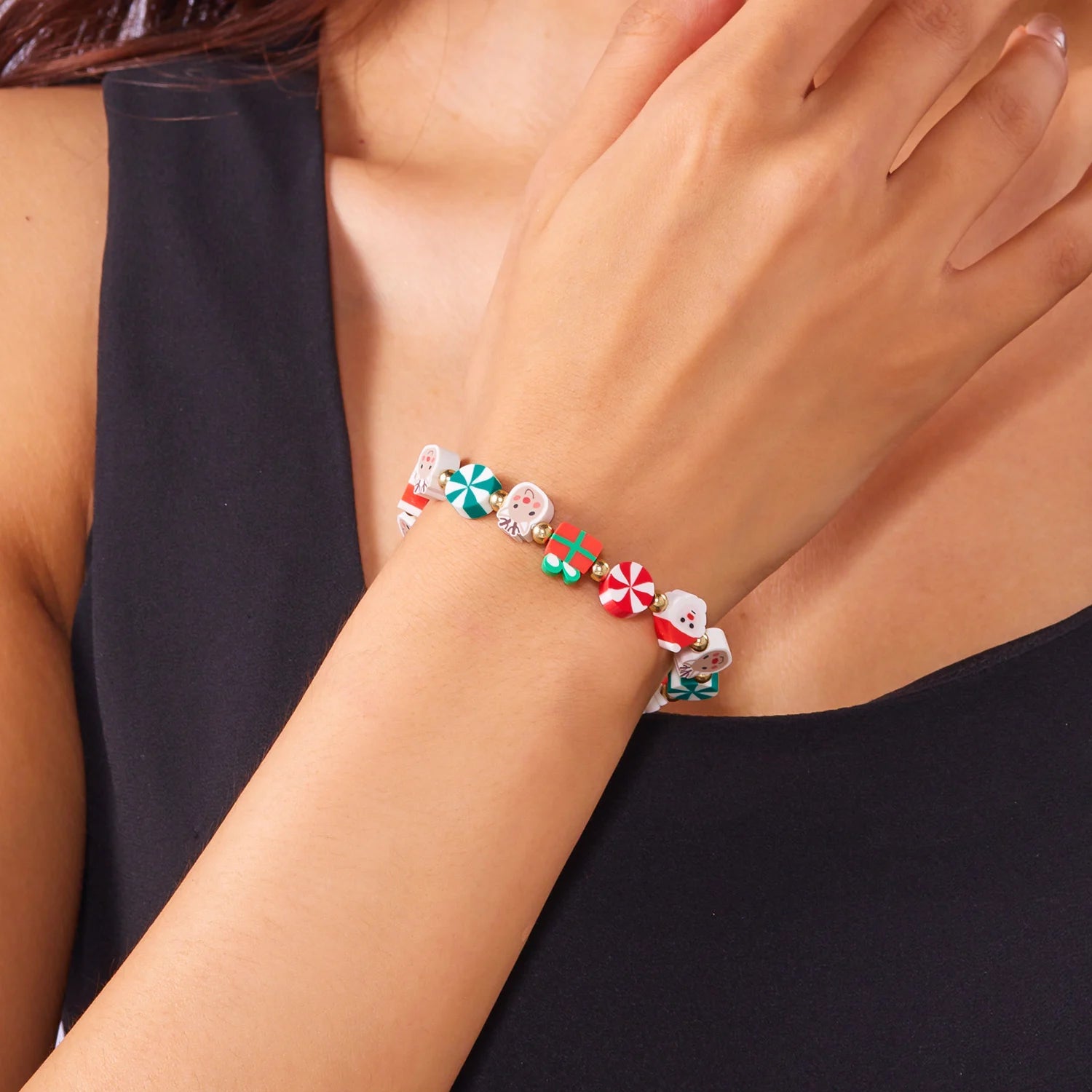 Neues weihnachtliches Armband in Bonbonfarben für Damen und Mädchen mit Weihnachtsmann, Weihnachtsbaum, Schneeflocke, Elch und Schneemann – ein perfektes Geschenk für Partys.