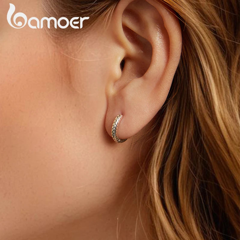 BAMOER Klassische 925 Sterling Silber Schlangenmuster Huggie Ohrringe, kleine runde Huggie Mode Creolen für Damen BSE1175