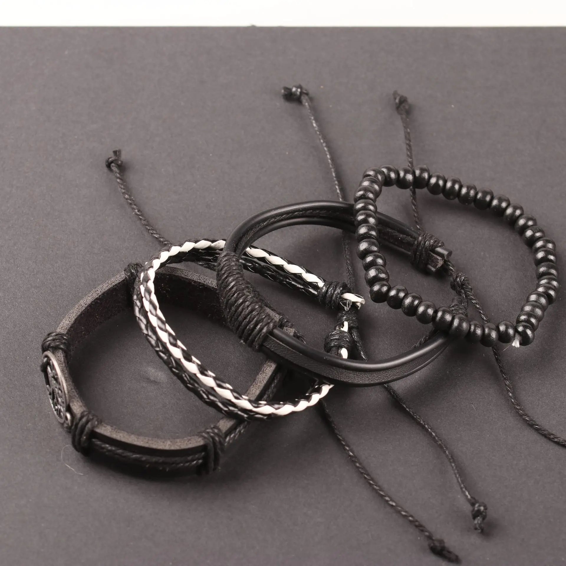Ensemble de quatre accessoires en alliage Arbre de Vie : bracelet en cuir pour homme, perles en bois et ornement en cuir tissé à la main.