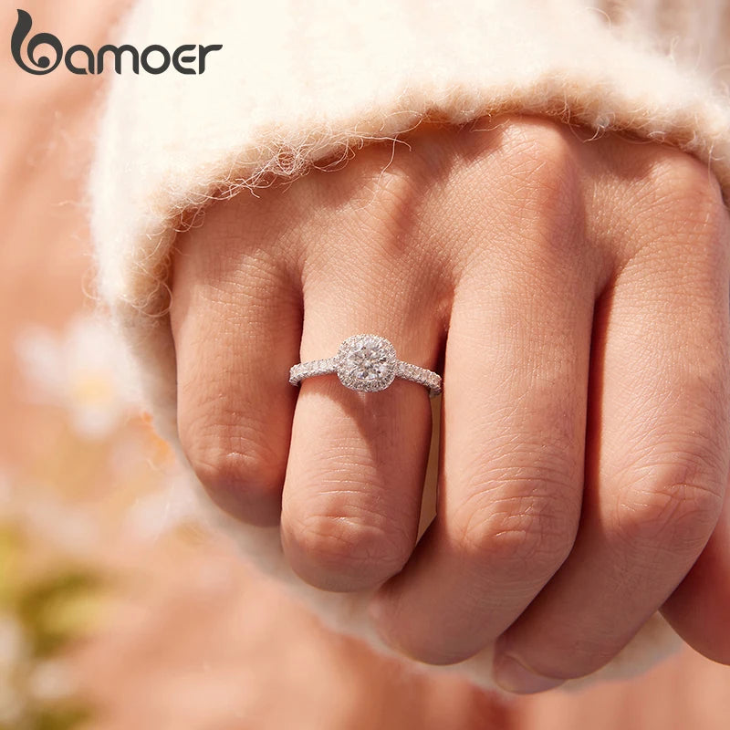 BAMOER Solitaire Moissanite Engagement Rings for Women, 925 Sterling Silver Halo Gold Plated Ring for Promise Half Enternity
