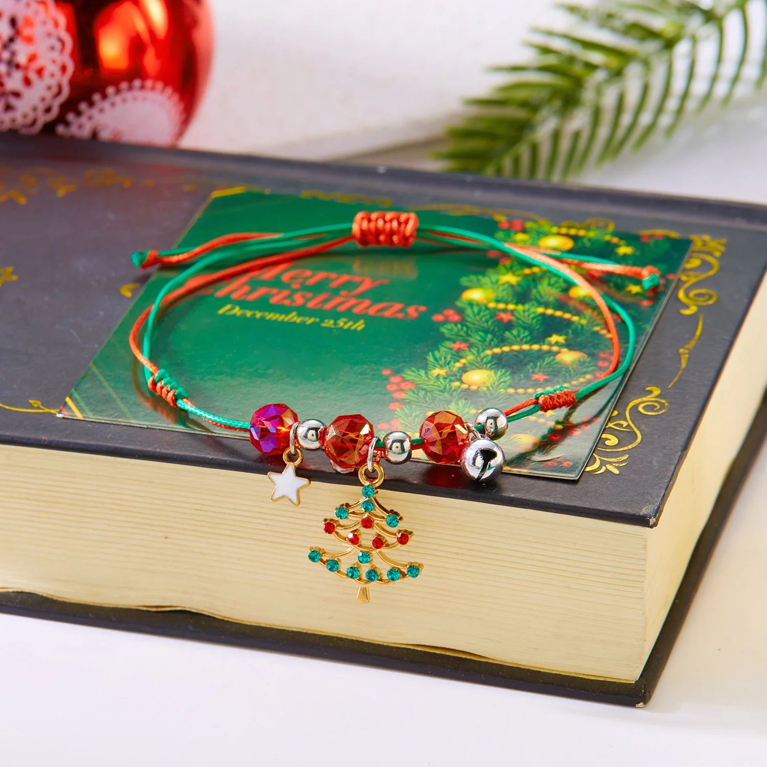 Frohe Weihnachten! Handgeflochtenes Perlenarmband für Damen mit Weihnachtsmann, Weihnachtsbaum, Schneeflocke, Mond und Zirkonia – verstellbares Armband.