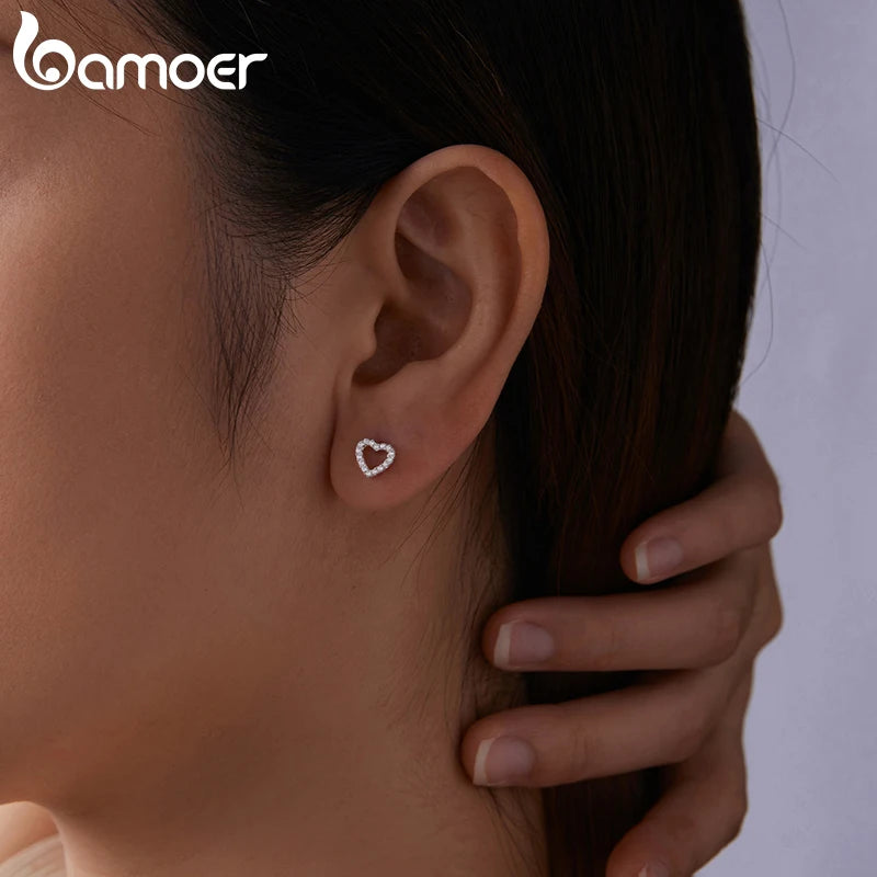 BAMOER Ohrstecker mit herzförmigem Moissanit-Design, hypoallergene Ohrringe mit rundem, im Labor geschliffenem Diamanten in der Farbe D für Damen