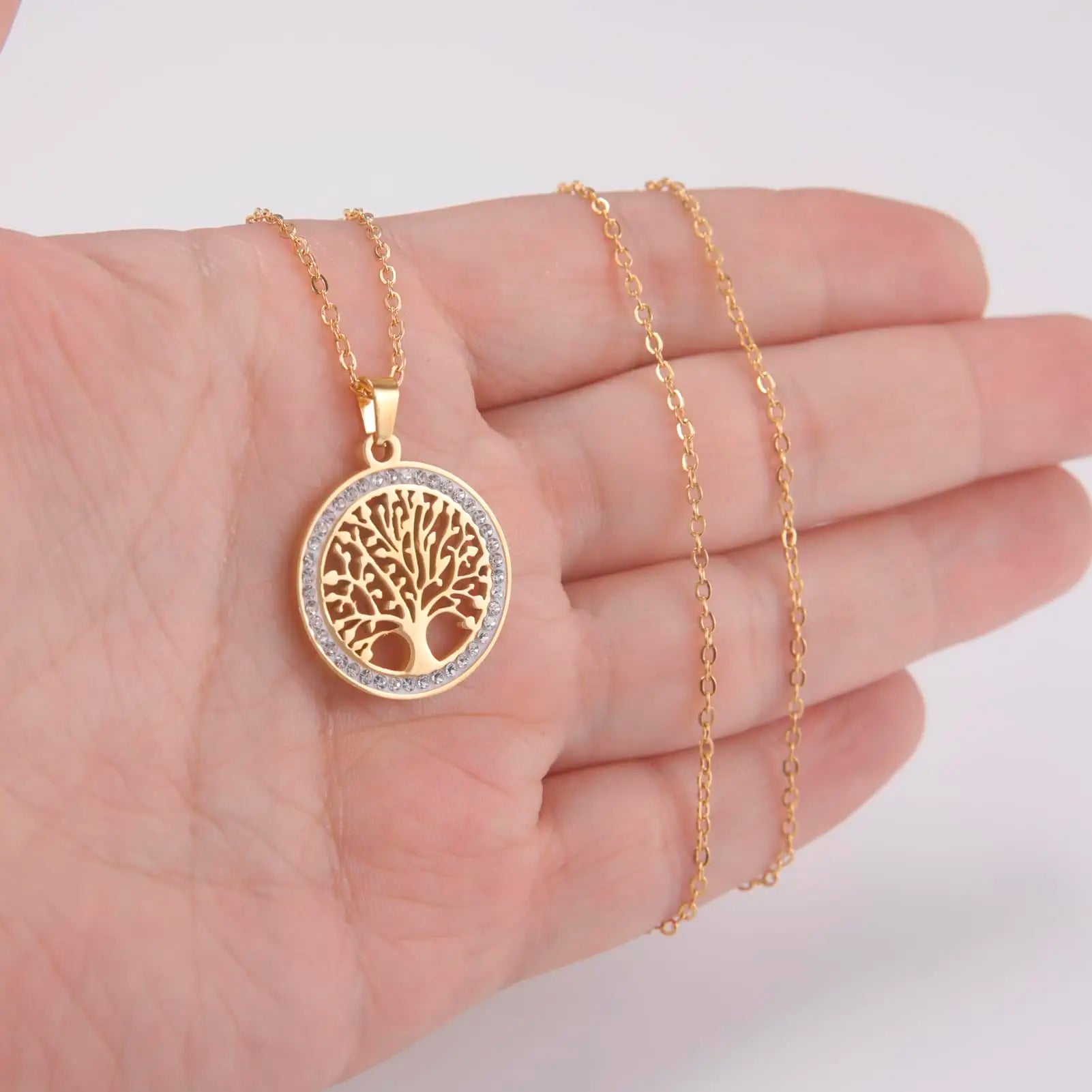 Collier Arbre de Vie Dreamtimes pour femme, en acier inoxydable, avec pendentif rond en zircon clair. Bijou tendance et luxueux.