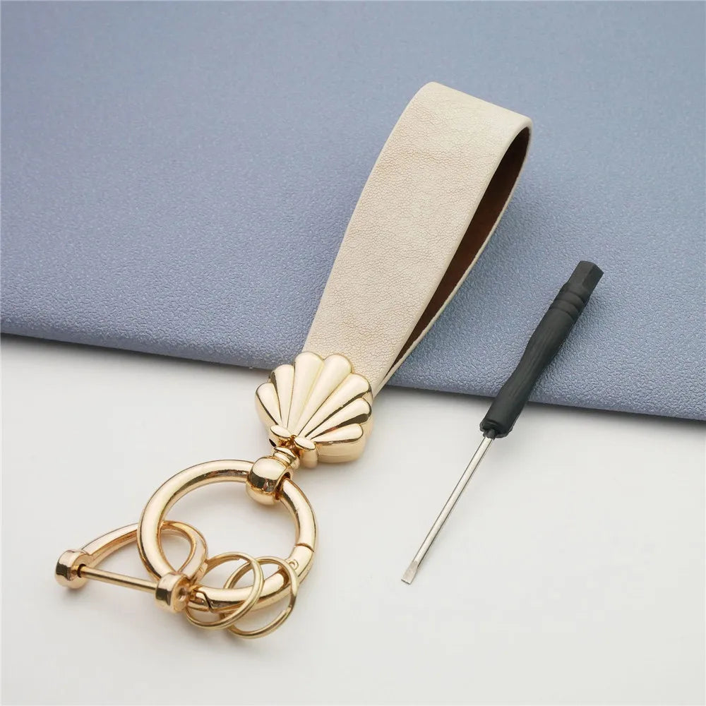 MKENDN Niedlicher Muschel-Schlüsselanhänger, goldfarbener Metalleinsatz, klassischer Leder-Autoschlüsselanhänger, romantisches Geschenk für Frauen