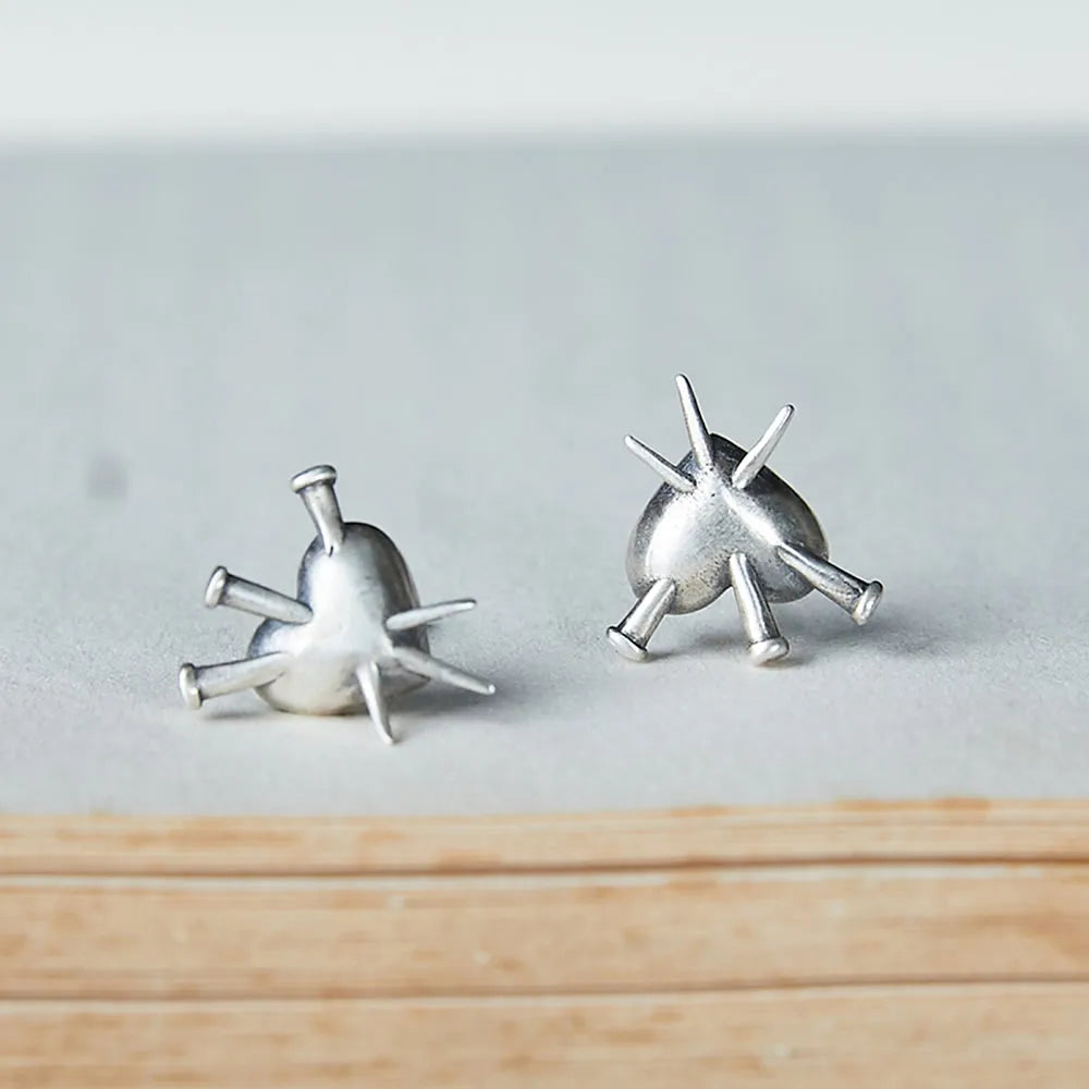 Boucles d'oreilles MKENDN style néo-gothique en argent sterling 925, style rétro créatif, motif cœur perforé, bijoux d'oreilles minimalistes et originaux.