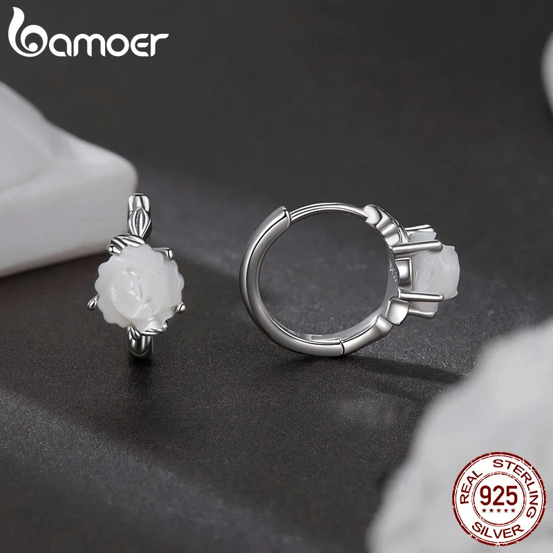 BAMOER Creolen aus 925er Sterlingsilber mit eingelegter weißer Rose für Frauen, hypoallergen, Huggie-Creolen, BSE1093