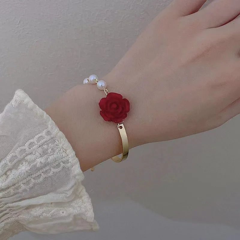 Koreanisches, leichtes Luxus-Tulpenblütenarmband für Damen, glänzendes Zirkonia-Opal-Perlen-Rosen-Charm-Armband, verstellbarer Anhänger, trendiger Schmuck
