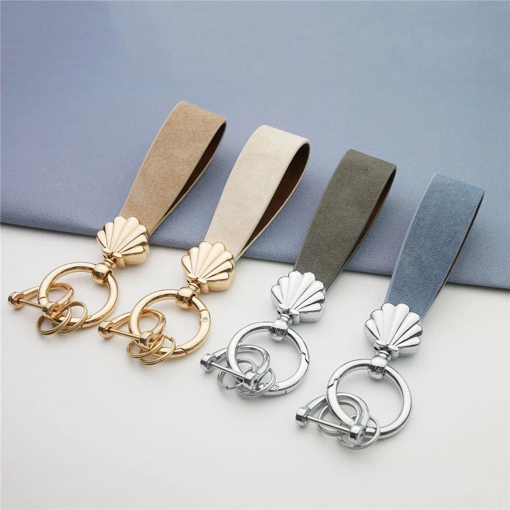 MKENDN Niedlicher Muschel-Schlüsselanhänger, goldfarbener Metalleinsatz, klassischer Leder-Autoschlüsselanhänger, romantisches Geschenk für Frauen