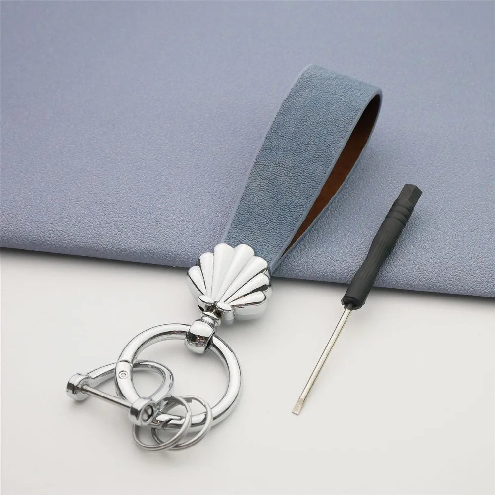 MKENDN Niedlicher Muschel-Schlüsselanhänger, goldfarbener Metalleinsatz, klassischer Leder-Autoschlüsselanhänger, romantisches Geschenk für Frauen