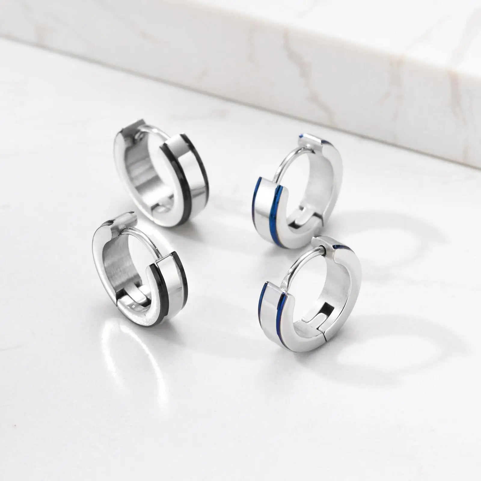 Boucles d'oreilles créoles simples Vnox, style Huggies avec bordure noire, étanches, en acier inoxydable, pour femmes et hommes.